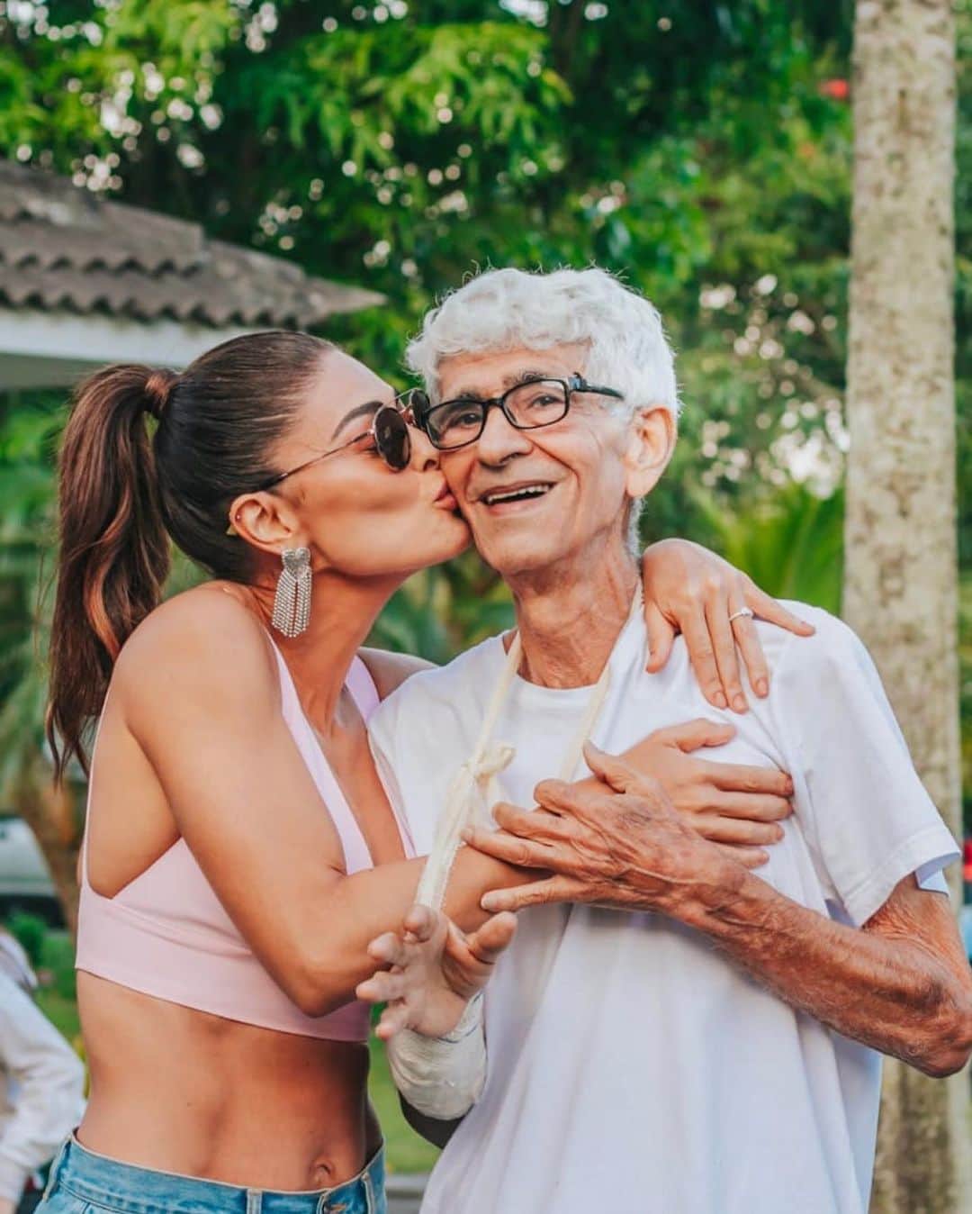 ジュリアナ・パエスのインスタグラム：「Eu tive a maior sorte do mundo de ter os dois melhores pais que eu poderia pedir: o primeiro, Carlos Hernique Paes, meu pai! E o segundo, Dudu Baptista, meu marido, meu companheiro e pai dos nossos filhos! Esses dois homens são a base da minha família, da minha história, e sem eles nada disso aqui seria possível.   Que sorte a minha! E que sorte a dos nossos meninos por terem esses dois homens incríveis em suas vidas!」