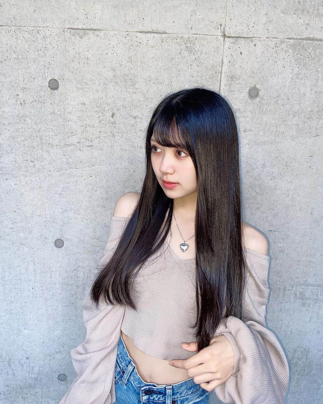 のインスタグラム：「髪の毛これくらい伸びて欲しいー 顔もこの時の方が可愛い気がする🥲メイク濃いけど🥲   #過去pic  #bubbles #gyda  #moussy」