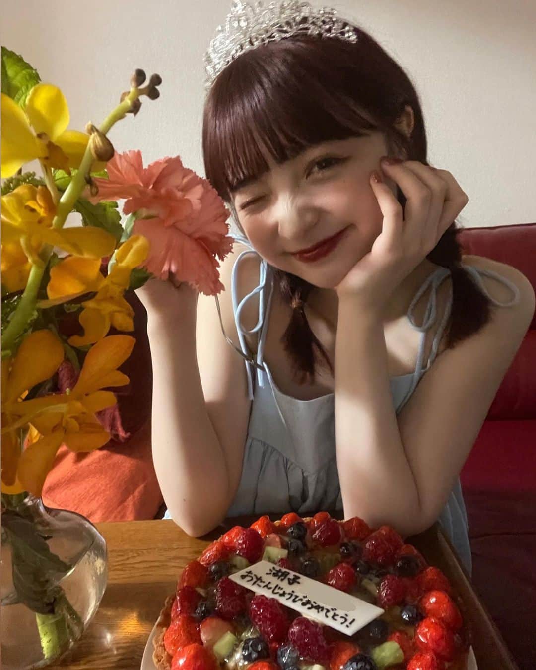 新田湖子さんのインスタグラム写真 - (新田湖子Instagram)「BirthdayParty🎂💐✨ 毎年フルーツいっぱいのタルトケーキをお父さんが買ってきてくれるの🍓 今年も幸せな歳になりそうです＾＾」8月13日 22時12分 - coconitta0809