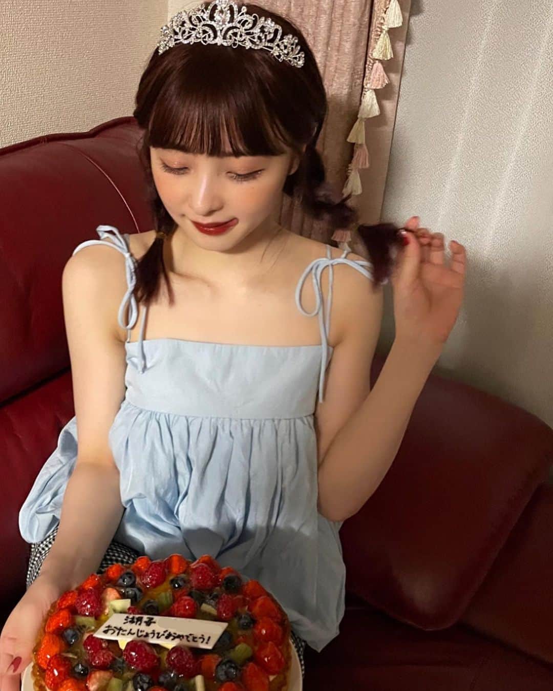 新田湖子さんのインスタグラム写真 - (新田湖子Instagram)「BirthdayParty🎂💐✨ 毎年フルーツいっぱいのタルトケーキをお父さんが買ってきてくれるの🍓 今年も幸せな歳になりそうです＾＾」8月13日 22時12分 - coconitta0809