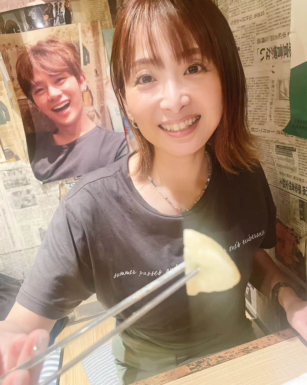 林智美 のインスタグラム：「背景ちょっと気になるけど笑、 韓国料理のめちゃくちゃ美味しいお店でした。 #いつかのごはん * 辛いものが苦手で、 笑われるくらい汗噴き出すし、 舌痺れるし、 ちょびちょびしか食べられないのに、 果敢に食べたがる私。 辛ラーメンは食べきるの30分かかりました。 あれは辛すぎたね。大変でした。笑 さらっと涼しい顔で食べられるようになりたい。  1枚目と2枚目はお箸でつまんだ桃です🍑  #なぜ桃 #熟しててめっちゃ甘かった #桃 #韓国料理 #辛い」