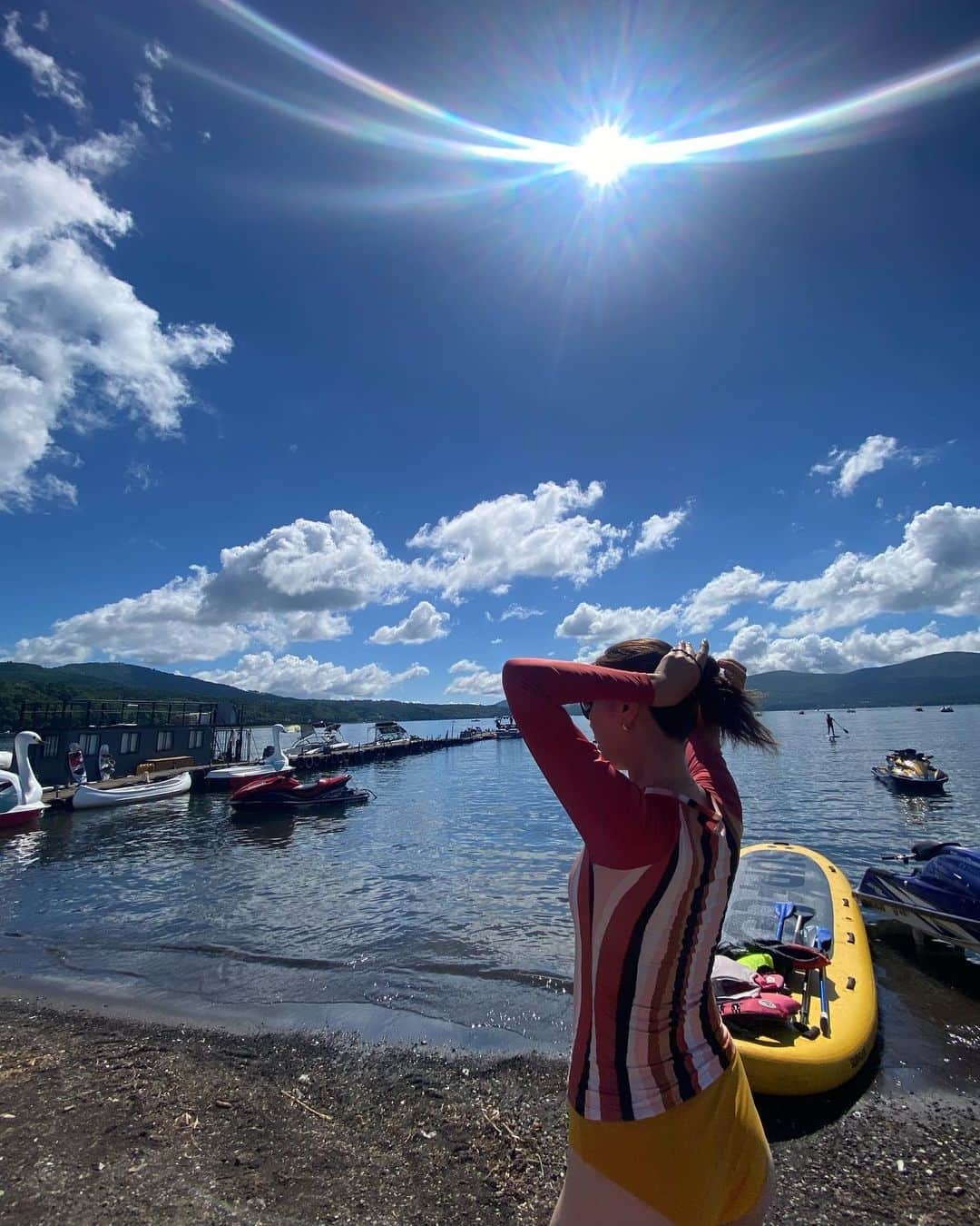 奥家沙枝子さんのインスタグラム写真 - (奥家沙枝子Instagram)「山中湖でウェイクボード🌞 アクティブなこと大好きな4人でわいわい💓 もともと雨予報だったのにめっちゃ晴れサイコー🔥🥰  みんなそれぞれ一生懸命練習して成長しました🥳 わたしはスピードあげてもらって、ジャンプと180に挑戦したけど逆エッヂで顔面つっこみました🥺 もっとがんばります🌺  #summer #sunny #beautiful #weekend #ocean #beach #goodday #chill #vacay #nap #summergirl #夏 #山中湖 #vacation #travel #life #memories #lifegoal #outdoor #夏休み #山梨 #wakeboarding #lake #boat #boatlife #ウェイクボード」8月13日 22時14分 - saekookuya