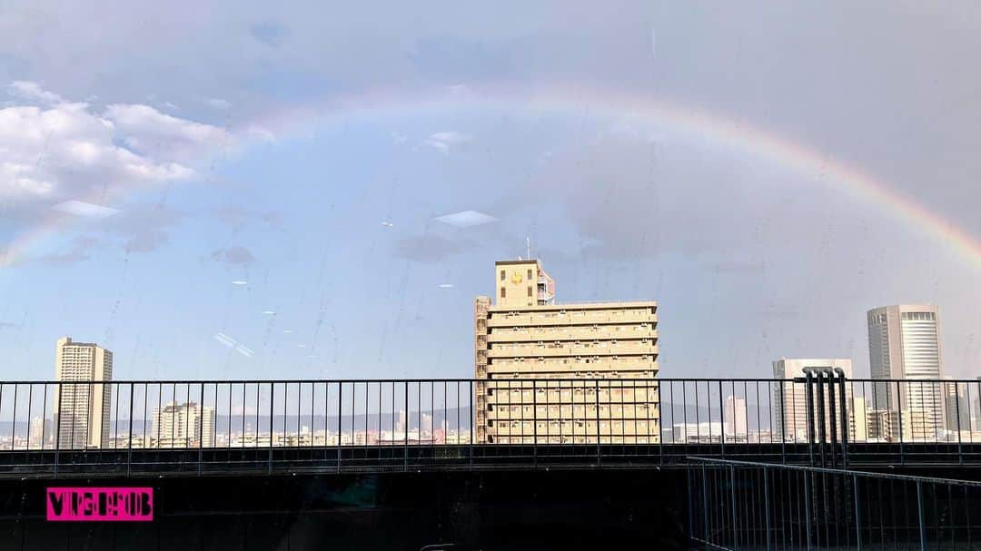 杉本なつみのインスタグラム：「. . 昨日今日と連続で狐の嫁入り　　. . 台風が近づいてるからか妙なお天気… . . でも虹が出てた！ 写真に収まり切らない両端まで欠けなしの立派なアーチ　　. . . #いいことあるかな  #台風来ないで #窓ガラス越し撮影　　. . . #狐の嫁入り #キツネの嫁入り #雨 #虹 #台風 #台風7号  #완벽한 #무지개 #예쁘다 #이쁘다 #소통 #맞팔 #태풍 #싫어  #rainbow #perfect #awsome #typhoon」