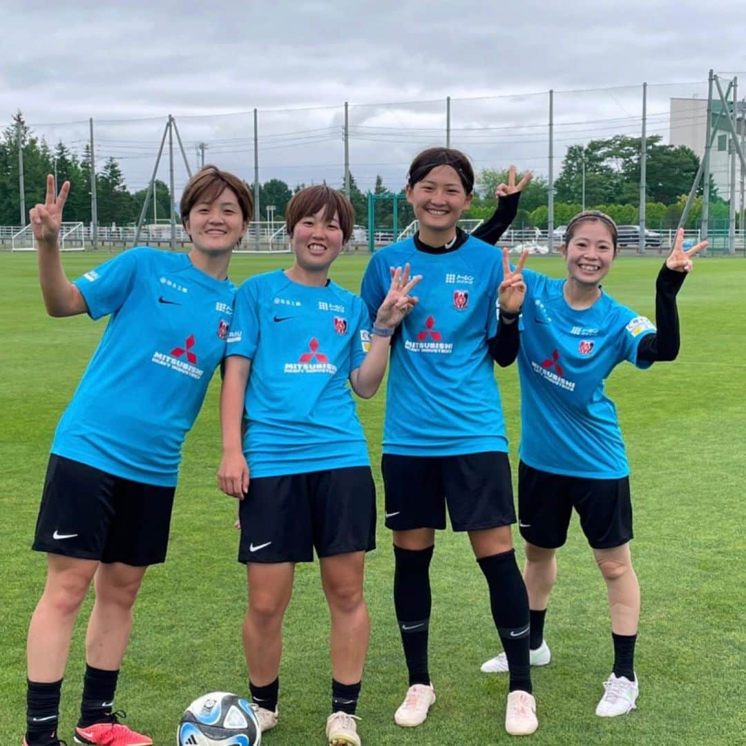 伊藤美紀のインスタグラム：「〜北海道キャンプ⚽️🐮〜  サッカーに集中出来る素晴らしい環境の中でとても充実した合宿にする事が出来ました！ 協賛して頂いたサイデン化学さん、サポートして頂いた北斗市の皆さん、ありがとうございました！ . この1週間で、ピッチ内外共に沢山コミュニケーションをとれました☺️ 課題も沢山でて、まだまだ伸び代沢山！ 8月26日のカップ戦に向けてプレー、コンディション共にいい準備を💪❤️‍🔥  まずはしっかりと休みます🫡  #三菱重工浦和レッズレディース  #北海道キャンプ #北斗市  #サイデン化学  #伊藤美紀 #5」