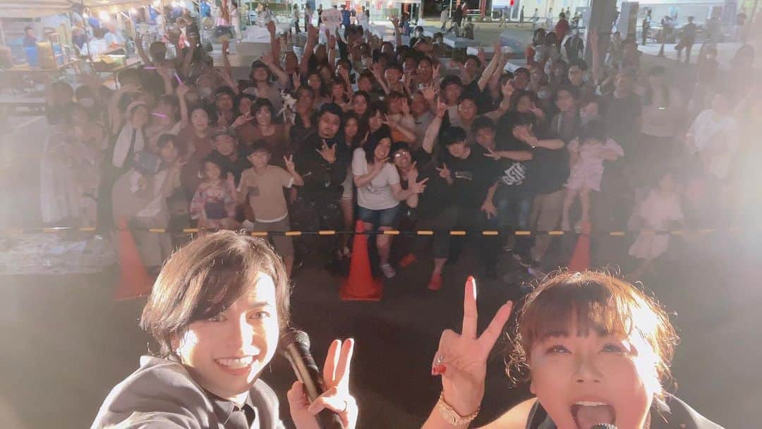 泉クリスのインスタグラム：「#ふるさと観光上市まつり   一部・二部ともに最後は大団円  1ステージ目から 会場から歩道に溢れるくらい 集まってくれて 大いに盛り上がってくれました  2ステージ目は 花さんと一緒にアンコール２発！  お客さんみんなと大騒ぎで めちゃくちゃ楽しかったです。  みんながあたたかい！ 笑顔が素敵でした^ ^  盛り上げてくれてありがとうね♩  上市まつり 最高でした✨  #富山 #上市まつり #ものまねステージ #泉クリス #花 さん」