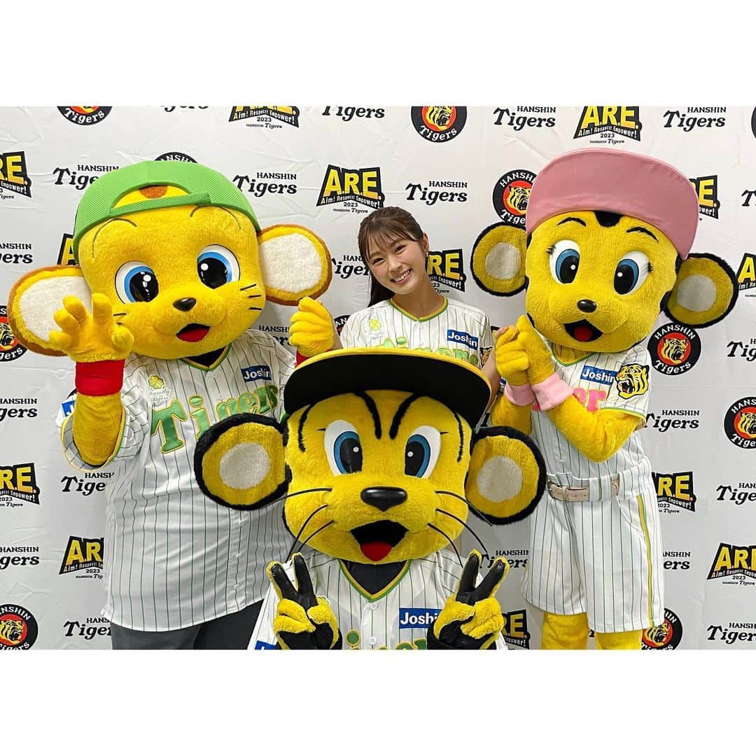 渋谷凪咲のインスタグラム：「京セラドーム大阪にて実施された 「Family with Tigers Day×Joshin」 阪神タイガース×東京ヤクルト戦にて 始球式を務めさせて頂きました⚾️  なんと、金村さんに直々に教えて頂いた フォームで挑戦させて頂きました🙇🏻‍♀️  そして阪神10連勝！おめでとう御座います✨ 素晴らし過ぎます…😢  選手の皆さま、本当にお疲れ様でした🌸  #京セラドーム #始球式 #阪神タイガース #東京ヤクルト #戦 #緊張しまくり！ #でもなんとかノーバンで出来ました！ #教えて下さった金村さんありがとうございました！ #去年ご教授頂いた下柳さんの教えも胸に頑張りました！ #そして会場の皆さま選手の皆さま #温かく迎えて下さり #本当に感謝感謝です✨ #トラッキー #ラッキー #キー太 #も応援してくれてありがとう♡ #そしてJoshinさんから #卒業のお祝いのお花束頂きました🌼 #阪神さん仕様の虎のお花束です！ #何から何までいつも本当にありがとうございます！ #Joshinっ😉 ♪笑」