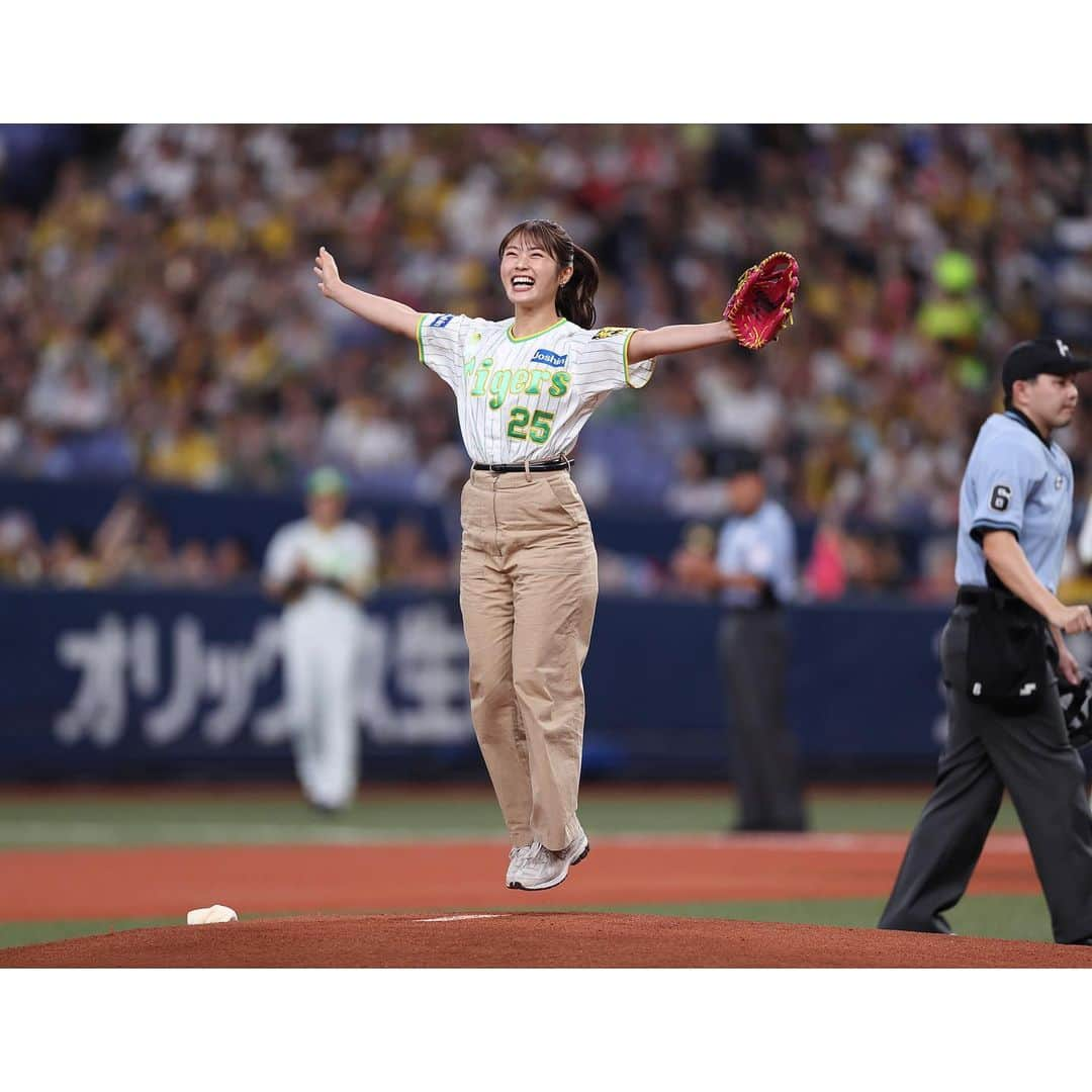 渋谷凪咲さんのインスタグラム写真 - (渋谷凪咲Instagram)「京セラドーム大阪にて実施された 「Family with Tigers Day×Joshin」 阪神タイガース×東京ヤクルト戦にて 始球式を務めさせて頂きました⚾️  なんと、金村さんに直々に教えて頂いた フォームで挑戦させて頂きました🙇🏻‍♀️  そして阪神10連勝！おめでとう御座います✨ 素晴らし過ぎます…😢  選手の皆さま、本当にお疲れ様でした🌸  #京セラドーム #始球式 #阪神タイガース #東京ヤクルト #戦 #緊張しまくり！ #でもなんとかノーバンで出来ました！ #教えて下さった金村さんありがとうございました！ #去年ご教授頂いた下柳さんの教えも胸に頑張りました！ #そして会場の皆さま選手の皆さま #温かく迎えて下さり #本当に感謝感謝です✨ #トラッキー #ラッキー #キー太 #も応援してくれてありがとう♡ #そしてJoshinさんから #卒業のお祝いのお花束頂きました🌼 #阪神さん仕様の虎のお花束です！ #何から何までいつも本当にありがとうございます！ #Joshinっ😉 ♪笑」8月13日 22時31分 - nagisa_nikoniko