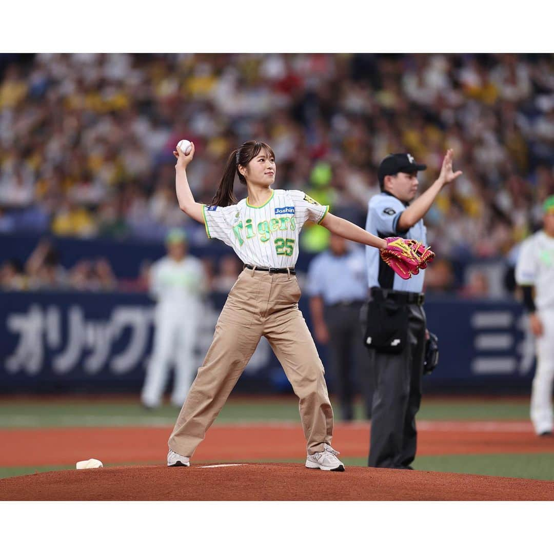 渋谷凪咲さんのインスタグラム写真 - (渋谷凪咲Instagram)「京セラドーム大阪にて実施された 「Family with Tigers Day×Joshin」 阪神タイガース×東京ヤクルト戦にて 始球式を務めさせて頂きました⚾️  なんと、金村さんに直々に教えて頂いた フォームで挑戦させて頂きました🙇🏻‍♀️  そして阪神10連勝！おめでとう御座います✨ 素晴らし過ぎます…😢  選手の皆さま、本当にお疲れ様でした🌸  #京セラドーム #始球式 #阪神タイガース #東京ヤクルト #戦 #緊張しまくり！ #でもなんとかノーバンで出来ました！ #教えて下さった金村さんありがとうございました！ #去年ご教授頂いた下柳さんの教えも胸に頑張りました！ #そして会場の皆さま選手の皆さま #温かく迎えて下さり #本当に感謝感謝です✨ #トラッキー #ラッキー #キー太 #も応援してくれてありがとう♡ #そしてJoshinさんから #卒業のお祝いのお花束頂きました🌼 #阪神さん仕様の虎のお花束です！ #何から何までいつも本当にありがとうございます！ #Joshinっ😉 ♪笑」8月13日 22時31分 - nagisa_nikoniko