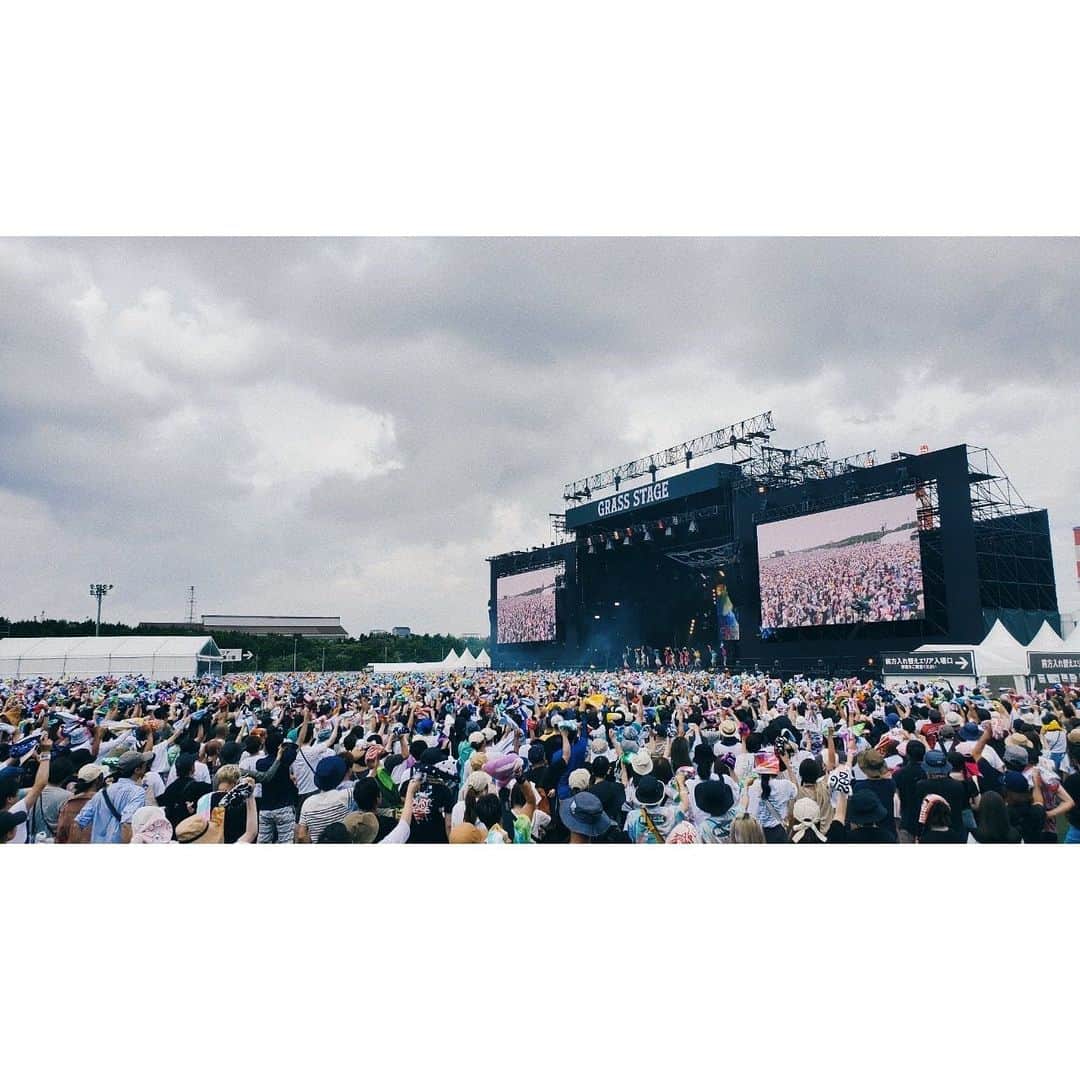 佐々木莉佳子のインスタグラム：「⭐︎  ROCK IN JAPAN  FESTIVAL 2023  GRASS STAGEトップバッター ありがとうございました🫶🏻🔥  最高の夏を感じて 幸せすぎて溶けてしまいました🫠🤍  たのしかった〜！！！  #RIJF2023」