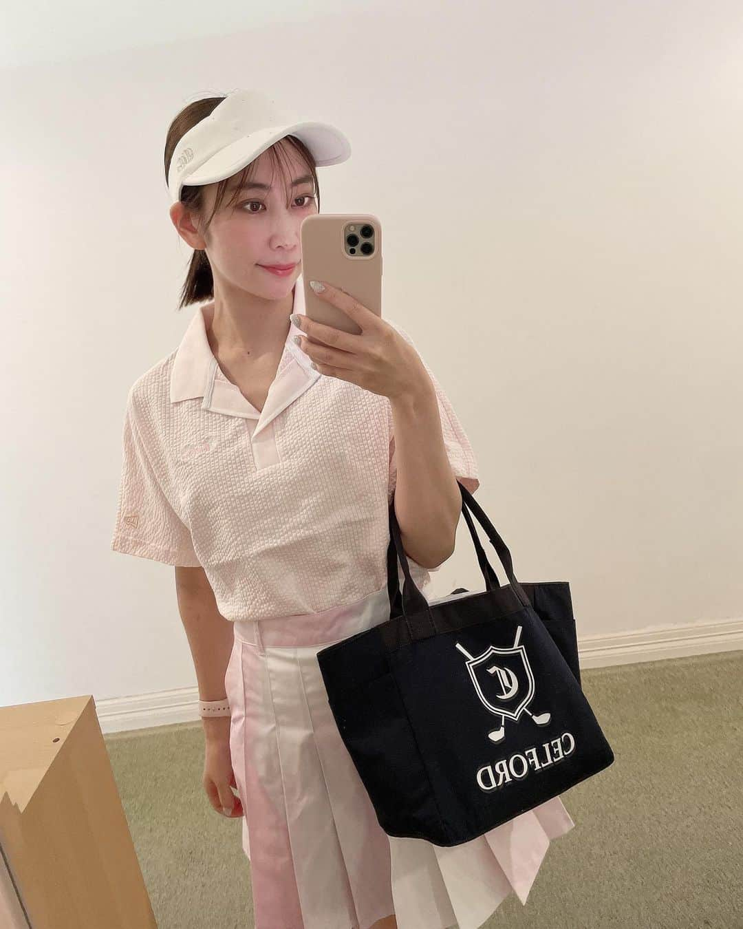 近野莉菜のインスタグラム：「コースレッスン⛳️ 台風予報だったけど、無事晴れた☺️☀️  初めて18ホールちゃんとまわりました！ 暑くて途中でめげそうになったけど、先生と周りのお友達のおかげで何とか乗り切れた〜🥹✨  最後はお風呂でさっぱりして達成感☺️⭕️  大人数でコースレッスンに行くんだけど、CELFORD GOLF着てる方いらっしゃって、なんだか嬉しかった🥹🥹🫶(声かけたかったw)  もっと広まるといいな〜🤍  @celford_official #CELFORD #CELFORDGOLF #golf」