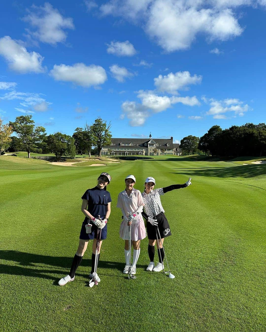 近野莉菜さんのインスタグラム写真 - (近野莉菜Instagram)「コースレッスン⛳️ 台風予報だったけど、無事晴れた☺️☀️  初めて18ホールちゃんとまわりました！ 暑くて途中でめげそうになったけど、先生と周りのお友達のおかげで何とか乗り切れた〜🥹✨  最後はお風呂でさっぱりして達成感☺️⭕️  大人数でコースレッスンに行くんだけど、CELFORD GOLF着てる方いらっしゃって、なんだか嬉しかった🥹🥹🫶(声かけたかったw)  もっと広まるといいな〜🤍  @celford_official #CELFORD #CELFORDGOLF #golf」8月13日 22時36分 - chikano.rina