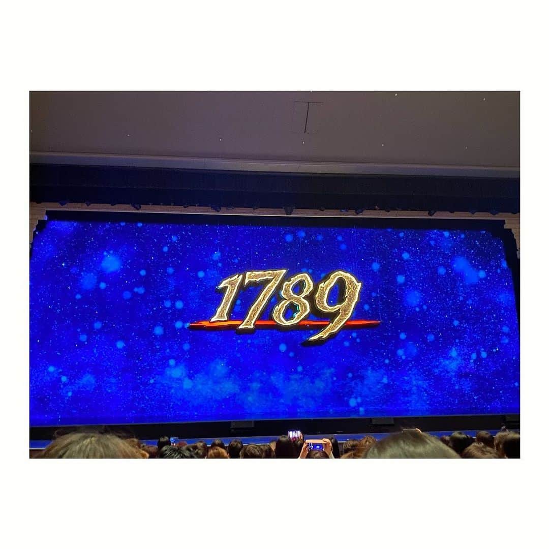 夢月せらのインスタグラム：「星組公演『1789』 観劇しました🌟⋆꙳  初演から何度も観ている作品のはずなのに、星組さんのパワー、パッション、エネルギーにずっとクライマックスのような感じで圧倒され、初見のように楽しかった！  愛とか自由って簡単なようで難しいなってフランス革命時代の作品を見るといつも思うけど、1789はとにかく音楽が素晴らしすぎる😭 どの楽曲も心に響くメロディーで、そこに芝居が乗るとより音が生きる美しさ。。 耳福でございました🥹🥹  夢の時間だったなぁ🥰🥰💖🇫🇷🗼」