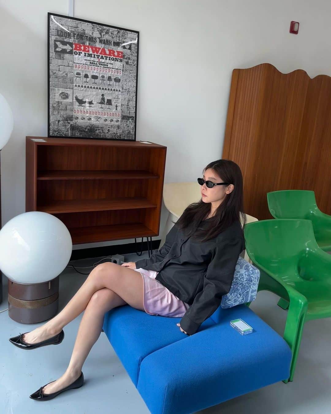 ソジン のインスタグラム：「매력적.🪑🛋️💡」