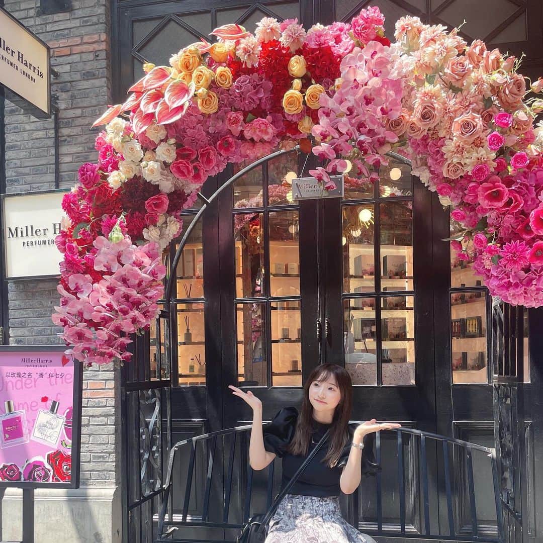 田中美海のインスタグラム：「⁡ 2023.08.12🐼🎋🌃 ⁡ 『FGO 簡体字版 Fes Night』🌌 こちら出演させていただきました！ 久しぶりの海外！久しぶりの上海！ 初めて観光らしいことができたかもしれない✨ ⁡ 空いた時間に『新天地』というところに行かせていただきました！映えスポットにおしゃカフェ、ハイブランディーなお店たちたち…！ここで素敵な中国茶とイヤリングをGet...！！！😭連れてきてくださった現地のスタッフの皆様本当に本当にありがとうございます…！ ⁡ そして飲茶もいただきました！焼売に叉焼、マンゴーのデザートまで全部全部美味しかった…っ✨大満喫です！！ ⁡ そんな楽しい時間に引き続き、フェスは19時からスタート！簡体字版マスターの皆さんのアツイ声援！熱気！嬉しすぎました！☺️ クイズコーナーは見事に全問正解🌟あっという間のトークステージでした！ ⁡ ステージもすごく大きくて可愛くて💙ブルーが基調となっていて22時過ぎまでフェスは続きました！まさにFesNight 🌠ライブも生バンドも最高すぎました…！⚡️ ⁡ 作品はもちろん、音楽も世界共通！楽しい気持ちを共有することができて、そしてやっとやっと簡体字版マスターの皆様と直接お会いすることができて嬉しかったです！！ また上海に行けますように✨✨ 改めて7周年、おめでとうございます！！！🎉 ⁡ 谢谢你！再见！ ⁡ #FGO #fesnight  #ぼーちゃん発見！」