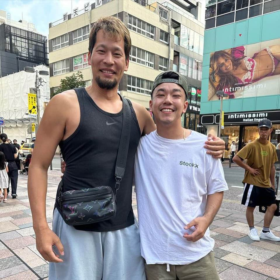 谷口大智さんのインスタグラム写真 - (谷口大智Instagram)「たぶんオフシーズン最後になる家族旅行でした。  福岡を満喫し、弟の家にもお邪魔して、まさかのスラムダンク奨学生で行った1年目の学校で校内に日本人が4人しかいない中の1人、ヨシにも偶然出会えた😂  俺は家族全員で同じ時間を過ごす事が1番のリフレッシュだし、子供たちに対して怒る事も多いけど近くに居ないと寂しいんだよな。って実感。  息子と松江で過ごした10日間ぐらいは幸せでした。みんなごめんね&ありがとう🤝  そしてまた来年のオフシーズンまでお互い頑張ろうねと妻と言い合えた事が本当に感謝しかない。  明日から頑張ろう🔥  #dtのオフ」8月13日 22時53分 - daichi0055