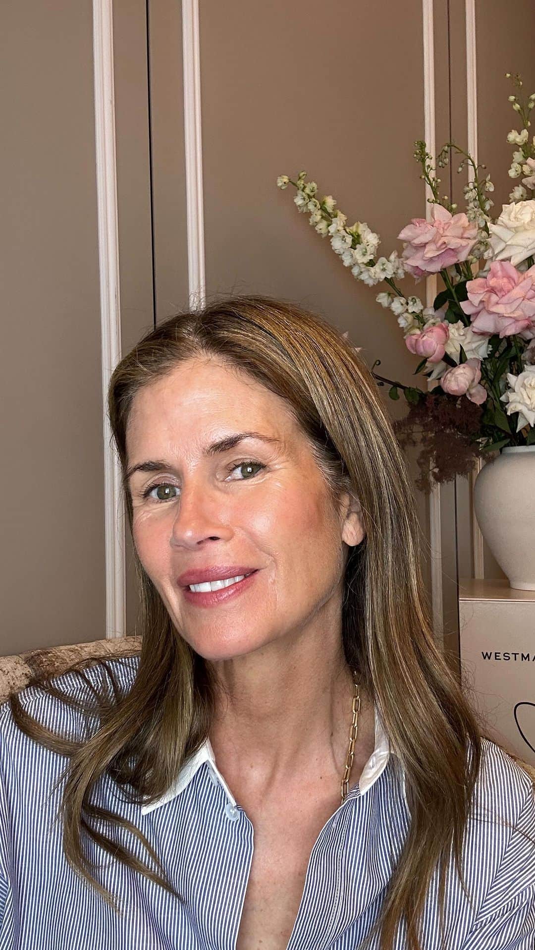 グッチ・ウェストマンのインスタグラム：「What’s the secret to glowing midlife skin? Jennifer Aniston’s makeup artist @gucciwestman shares her pro beauty advice with us. For more of Gucci’s tips, head to link in bio」