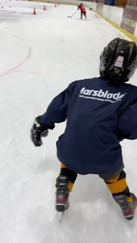 チョン・テオ（ウィリアム・ハミントン）のインスタグラム：「Always having fun on the rink @fun_hockey_lesson」