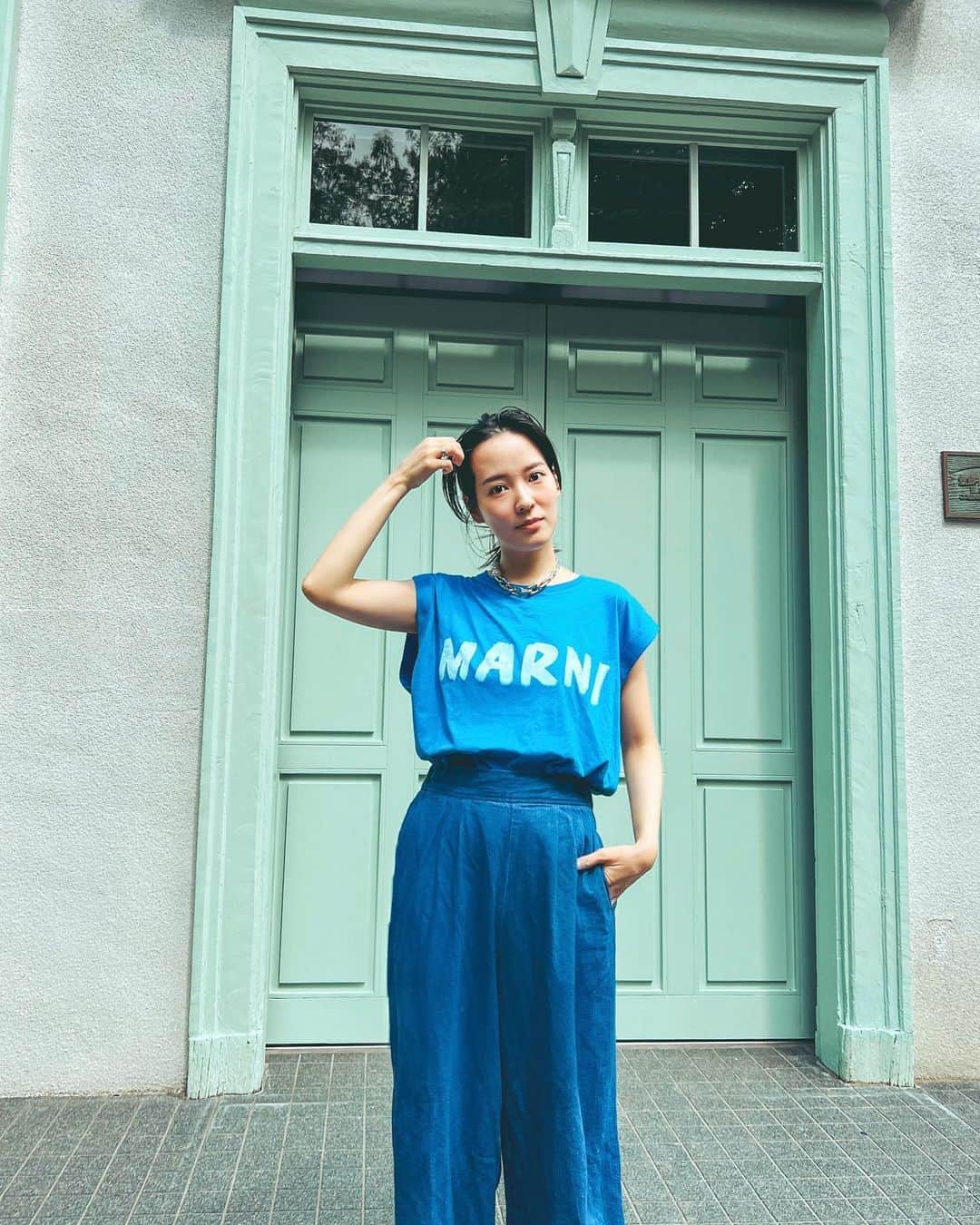 奈津子のインスタグラム：「北海道ですこーしだけ夏休み🌻。思っていたよりも昼は暑いけど夕方以降は涼しいです。魅力に胸ゆさぶられて、いつかこの地に住んでみたいなと思う。落ち着いたら久々にリールもアップするね♡  #家電 #家電好き #家電女優 #奈津子 #北海道 #北海道旅行 #tシャツコーデ #旅  #marni #hokkaido #summervacation#travel」