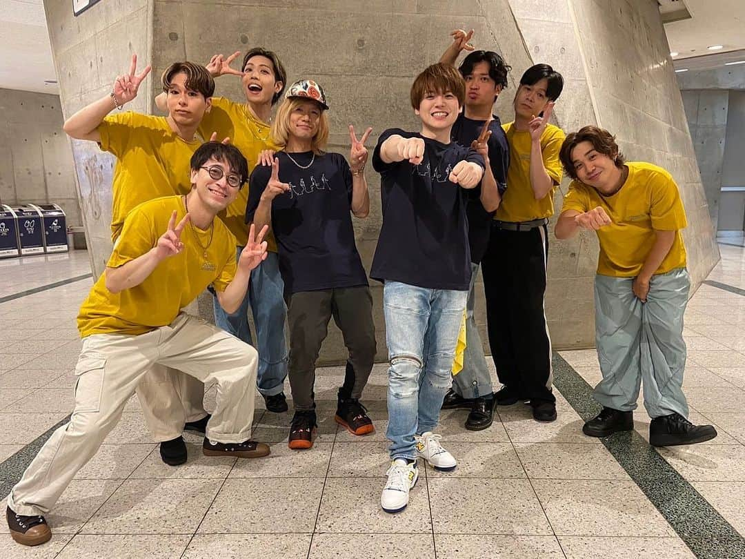 嶋田遼太郎さんのインスタグラム写真 - (嶋田遼太郎Instagram)「YUMA UCHIDA LIVE TOUR 2023 「Keep in Step with」が全公演終演しました👏😭ありがとうございました！ このツアーも全てが思い出深く、終わってしまって寂しい気持ちがありますが、達成感も半端じゃないです😭  我らが最強親分、内田雄馬さん。 今回もありがとうございました！ 多忙極まりないのに、でも会えばいつも周りを笑顔にしてくれる。(最強すぎます)みんなの内田雄馬さんは表のみならず裏までも最強なんです☀️そんな親分筆頭に、信頼出来るうちダンサーズのみんな、うちバンダーズの皆様、スタッフの皆様と、そして全国の内田雄馬の皆様と、このツアーを通していろんな時間を共有する事が出来て、本当に幸せな時間でした！  全て終えてから、「あれ？目から水が？」状態で…笑　それくらい充実した時間でした🙏  そしてこの場を借りてお礼を申し上げたく… 今回のツアーは本当に沢山のラブレ…ではなく応援のお手紙を頂き、毎公演の原動力となっていました！自分のパフォーマンスを見て下さった方々からの直接のお言葉は本当に嬉しく、もっと頑張ろう、応援していただいてる分、もっとパフォーマンスでお返しをしたいと思いました！ 少しでも見て下さった方にパワーが届いていたら嬉しいです🙇🏻‍♂️  関わって下さった皆々様観に来て下さった方々、本当にありがとうございました！ りょうたろう、まだまだ頑張ります！  #内田雄馬 #内田雄馬ツアー2023」8月13日 22時58分 - ryotaro_shimashima