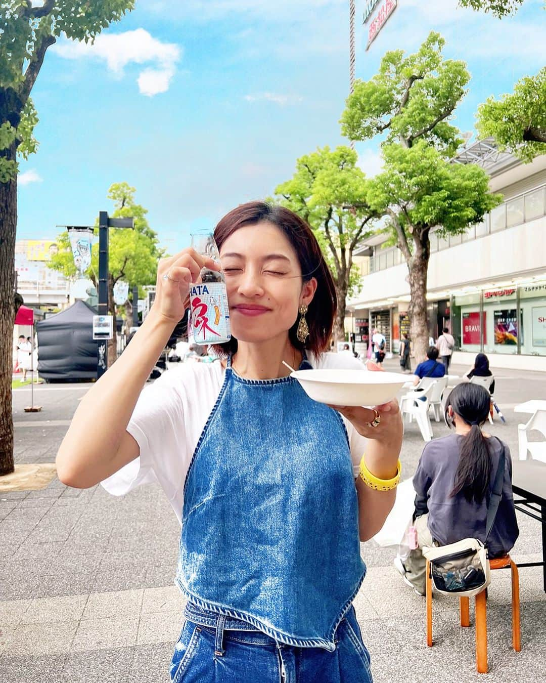 橋本聖子さんのインスタグラム写真 - (橋本聖子Instagram)「本日は、銀座街バスカーライブin川崎にお越し頂きありがとうございました🤍  🎼セットリスト 1.ららら・明日への扉 2.Remember me/TUBE 3.Blue Star 4.START 5.Sunshine  台風も来ている中で、足を運んでくださり感謝です。今月もみんなと楽しい時間を川崎で過ごせてHAPPYの充電貯まりました❤️‍🔥❤️‍🔥  CDやライブチケットも羽ばたいて嬉しかったです。いつもありがとう🫶🏻✨  写真は、#駅前フェス でラムネとウィンナーをいただいた時のもの📸✨ あまりにも曇り空だったので、加工したら色々面白いことになりました（間違い探し的に探してみてね）  来月は、9月18日フリーライブ。駅前フェスはMCで日曜日に行きますので、よろしくお願いします〜っ🌈🌈  #川崎 #フリーライブ #ライブ」8月13日 23時04分 - _seikohashimoto