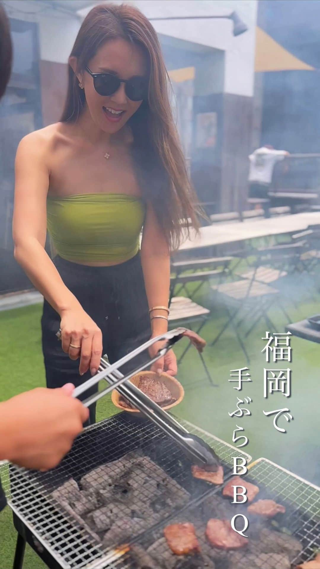 中村愛子のインスタグラム：「【福岡で手ぶらバーベキュー🍖】 ⁡ ⁡ 福岡市で初めてのバーベキューのケータリングのお店✨ 10年以上前からお世話になってる🥰 ⁡ ⁡ ⁡ 昔は自分たちで炭買って買い出ししてって 準備が大変だったけど ⁡ 美味しいお肉と 紙皿、コップなどなど備品も全部用意してくれて 炭に火をつけるのも全部やってくれるから ⁡ 3時間バーベキューを楽しむのみ✨ ⁡ ⁡ ⁡ ⁡ ⁡ 春の花見の時期も 夏も秋も冬もいつでもバーベキューは楽しい🥰 ⁡ ⁡ ⁡ 10人からだと2750円 6人からだと3500円で 用意してくれる✨ ⁡ ⁡ 焼きそばもついてる🥰 ⁡ ⁡ ⁡ 屋根付きのテントの下に椅子とテーブルを用意してくれるから 日差しも当たらないし最高🌞  バーベキューしたい場所は どこでできるか 相談してみてください😆  @bbqmasters_fukuoka   #バーベキューケータリング  #bbq #福岡バーベキュー　#海水浴　#手ぶらバーベキュー　 ⁡」