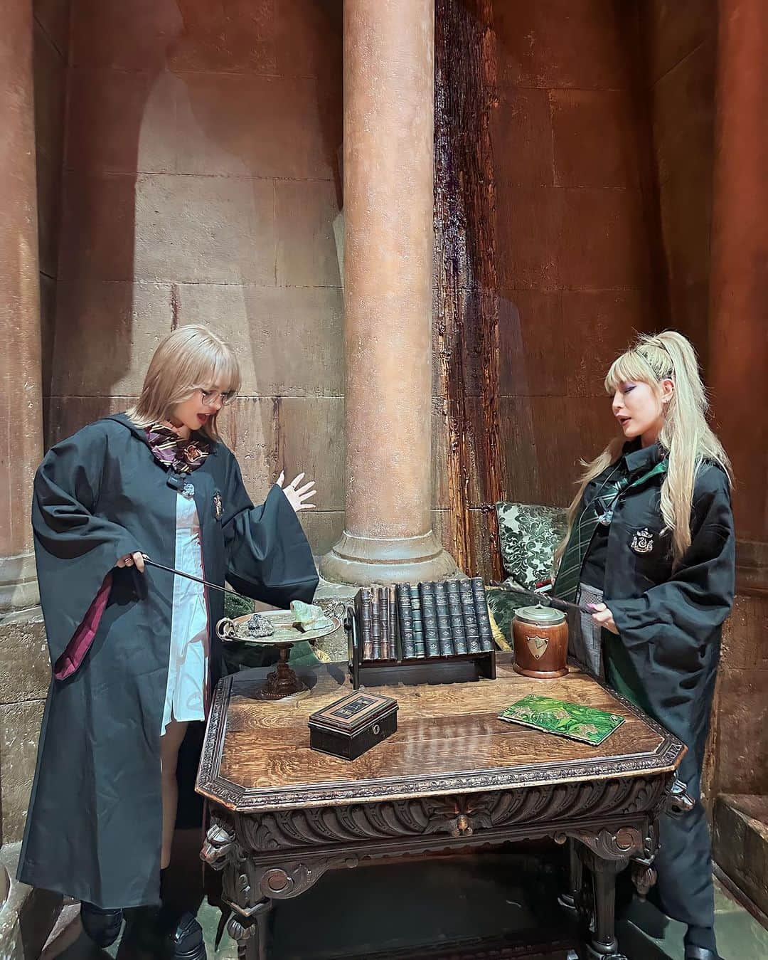 cocovanilla_chiakiさんのインスタグラム写真 - (cocovanilla_chiakiInstagram)「Harry Potter Studio Tour!!! ハリポタ好きにはたまらない世界でとにかく広大‼️ 載せたい写真多すぎてアルバムパンク中🤣 ①Harry & Hedwig🦉 ②ホグワーツ模型感動🥺❤️‍🔥 ③9と3/4ホームはダッシュして撮りましょうbyよっぴ  ④生贄🕷️せなぴ ⑤螺旋階段😍😍✨✨ ⑥ダンブルドア先生とオバショ ⑦魔法の練習中🪄 ⑧肩乗りヘドウィッグ🦉 ⑨ダイアゴン横丁とわたし ⑩懸賞金2💲  6時間くらい滞在して帰る時ヘトヘトだったけど大満足〜✨✨✨ #harrypotter #harrypotterworld #ハリーポッタースタジオツアー #ハリーポッター」8月13日 23時00分 - coco_mirror9