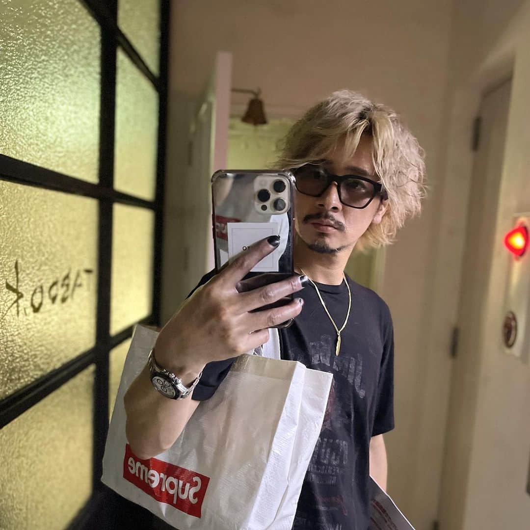 加代憲康のインスタグラム：「TABOO.K✂︎last salon work 本日をもちましてタブーケイ最後になります。 8年前に岐阜県大垣市から出てきてこれまでに沢山のお客様にも出会えましたし、沢山の美容師さんとも働くことができました。  本当に皆様ありがとうございました。  そして、タブーグループの皆さん今までありがとうございました。BOSS、マネージャー本当にお世話になりました！  いろんなことがありすぎて書ききれないですが、、、本当に恵まれた人生です。 運が良くて良かったって思うことだらけの8年間でした。  ただ、ひとつエピソードとしてあるのは、、、大垣市から出店する際に無名な僕たちが唯一のできたのがビラ配り。毎日やってました。 一年くらいはやってたんじゃないかなぁ。  オープン前にディーラーのルフトさんと各メーカーさん達、そしてタブーケイオープニングメンバーのみんなで3,000社くらい訪問、ポストインしまくったんです。お店の床一面に名古屋駅周辺の地図広げて🗺みんなでローラー作戦として挨拶周りしました。本当大変でした。 やれることはやりきろうと！！みんなで配りまくってました。初めてのビラ配りは本当きつかったです笑笑あんなにスルーされるなんて笑  とにかく赤字続きなオープンだったんです笑笑  そして、、、今年に入る直前に今の物件の満期のお知らせ。よしっ！出ようと決めた1週間後くらいで、、、今の物件の情報が入りました。  「えっ！ここがいい！」すぐに申し込みをし、、、いろいろあって契約が上手くいかない事態になります。  焦ってる僕は不動産屋にいろんな提案をしました。しかし、僕ではない方法での契約に対して大家さんは首を縦には降ってくれませんでした。  不動産屋さんが聞いたんです。他の方法での契約がなぜダメなのか？  答えは、、、「直接加代くんとなら契約します。」  不動産屋さんは「なぜ？面識のない加代さんにこだわるんですか？」 他の方法でも僕が入ることには変わりないやり方だったので不動産屋さんも疑問に思いました。  大家さんはこう言ってくれました。 「8年前のビラ今も僕は持ってるんだよ！この加代くんでしょっ？」とタブーケイのオープニングビラ配りのビラを今でも持ってくれてたんです。  8年間も。  「この加代くんと契約したいから直接で。」 と不動産屋さんは言われたらしいです。  聞いた時は鳥肌でした。  無我夢中で条件を整えて契約完了することができました。  このご縁は大切にしたい。 そして、8年前の努力はこういうカタチで返ってくることを知りました。  初めて顔合わせの時も直接言っていただきました。  「ビラ持ってるよ！これからよろしくお願いしますね！」、、、マジ泣きそうでした。っていうか泣く場面でもないけど完全に涙は溢れてました。  本当にこういう奇跡みたいなご縁があることに驚きました。  1人ではこのご縁は生まれてません。  8年前の出店にはタブーグループの力添えもあり、そしてオープンニングメンバー、そして8年間働いて付いてきてくれたメンバー。  そして、沢山のお客様。  ディーラーのルフトさん、各メーカーの皆さん。  いろんなご縁が繋いでくれて8年間やってこれました。  CLETOは奇跡のような誕生をしてます。 いろんなことがありすぎて本当に本当に不安にさせてしまったこともあります。 management directorの夏生は唯一のタブーケイオープニングメンバーです。 ママ美容師としていつも支えてくれてました。 感謝しかないです!本当にいつもありがとう。 もう1人のmanagement directorの弥生。 美容学生1年目からタブーケイでバイトしてくれてたのが弥生。いつもお店優先で考えてくれる優しいメンバーです。ありがとうね！ top stylistのしょうへい。 しょうへいもバイトからずっと頑張ってくれててました！今では頼れるスタイリストに育ってくれました。本当よく頑張った！そしていつもスタイリストしながらアシスタントしてくれてありがとね！ @7natsu23  @yayo_tabook_  @nakasyou  @cleto_all @cleto_recruit  これから新しいカタチのサロンとして生まれ変わってCLETOが始まります。皆さんよろしくお願いします。  長くなりましたが、本当にタブーケイをご利用頂きありがとうございました。  これからもよろしくお願いします。  8月21日receptionはぜひ皆さん来てください🙋‍♂️🙋🏼‍♀️そしてopenの22日よろしくお願いします。　@bhms_garden さん、 @boheme.nagoya さんで観葉植物、お花の手配をお願いしてますのでぜひご利用ください。  株式会社ALL  代表取締役　加代憲康」
