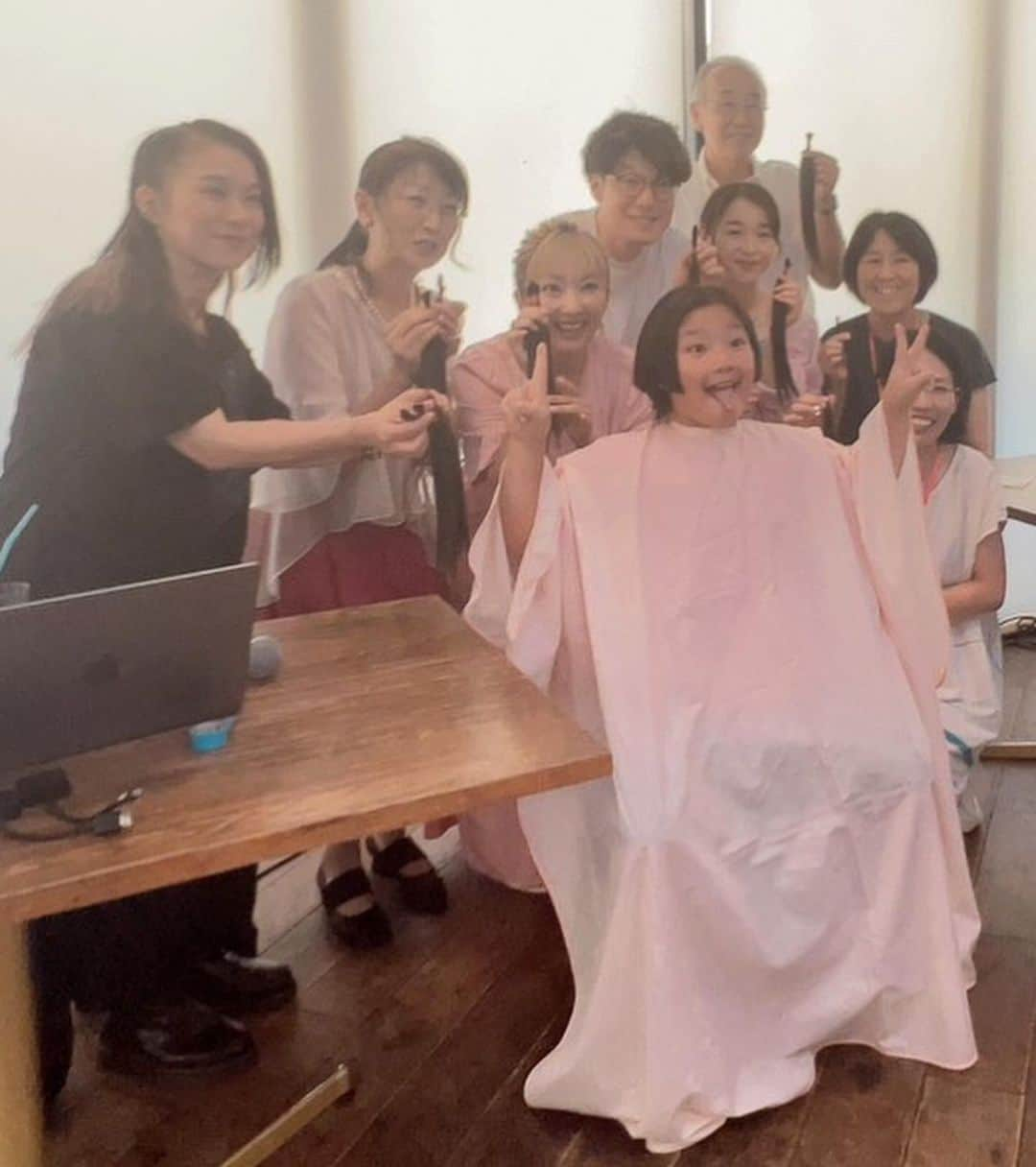 山田まりやさんのインスタグラム写真 - (山田まりやInstagram)「♡  先日ムネくんの 公開ヘアドネーションカットをさせていただきました😄  ヘアドネーションとは、 小児がん、先天性の脱毛症、 不慮の事故などで、 頭髪を失った子供のために 寄付された髪の毛でウィッグを作るボランティア活動です。  私も過去に2回 ヘアドネーションで寄付をさせていただきました✨  私のヘアドネーションへの想いを理解してくれたムネくんが  僕も髪を寄付したい！ 中学校に進学したら、 校則で伸ばせなくなるかもだから 今すぐ伸ばす！と 約2年間髪の毛を伸ばして この日を迎えました🥹✨  この日は 10年前に母子ともに 最幸の自然出産を経験させてくれた バースハーモニー美しが丘助産院の 齋藤純子院長 @birtharmony の著書  【改訂版まってるね赤ちゃん　重版・出版記念イベント】に 親子で出演のオファーをいただいていまして😆😆  息子の臍の緒を切って、 この世界の人生をスタートさせてくれた純子先生に 息子から髪の毛のプレゼントを受け取ってくれた人が、 新しい世界のスタートをきれますようにとの想いを込めて、 ぜひカットして欲しいです！ ぜひ断髪式をやらせて下さい！と 事前にお願いしました✨  2〜7枚目 純子先生と旦那さまのカズさんと✨ 出産時めちゃくちゃお世話になった 助産師のあずさちゃんと楠本さん✨ 出産に立ち会ってくれた ZOOCO @zooco1225 と 娘ちゃんに 仲良しのサボさん(佐藤貴史) @sabo1217 と 綾乃彩ちゃん @ayano_cocoro.official  ヘアメイク棚ちゃんに 1束ずつカットしてもらいました❣️  ８枚目 見届けて下さいました 会場へお越しの皆さま😍 ありがとうございました🥹🙏💗✨  9、10枚目 イベント後に ムネくんが赤ちゃんの時から ずっと通わせていただいている @true_hairmake にて  多幸店長に改めてきちんとカットしていただき サッパリ完成🥰😍✨✨✨  ヘアドネーションをするにあたり、 髪を染めてはいけないと思われている方もいらっしゃるようですが、  実はブリーチをしていても大丈夫な寄付先も多くあります！  ロングヘアーを楽しまれた後に寄付してくれる人が増えたら、必ず喜んでくれる人がいらっしゃるので✨ ぜひ沢山の方にヘアドネーションを知って欲しいです😄✨  記事として取り扱って下さいました 東スポwebさまとYahoo!ニュースさまの記事へのリンクを ストーリーと、  プロフィール下の ハイライトへまとめさせていただきましたので  ぜひお読みいただけると うれしいです😄🙏💗💗💗  #ヘアドネーション  #寄付  @fino_jp  @npojhdac  ・ ・ ・ ・ ・ お仕事のご依頼は プロフィールのURLへ お願いします😄✨ ・ ・ #オリジナルブランド #mariyaschoice  @mariyas_choice  #大豆ヌードル #大豆ミート #大豆オイル #プロフィールからサイトへ飛べます 🧡 #溶かして使う洗剤シリーズ #sdgs #eco #サスティナブル #プラスチックフリー  一般社団法人MwM Japan 代表理事　山田まりや  〜子供たちには人格形成が育まれる大事な時期に 心と身体に沢山の愛と栄養を届けてあげたい、 母子ともに心豊かに暮らせるシステムを作ることが目標です 🌈〜」8月13日 23時10分 - mariya.yamada