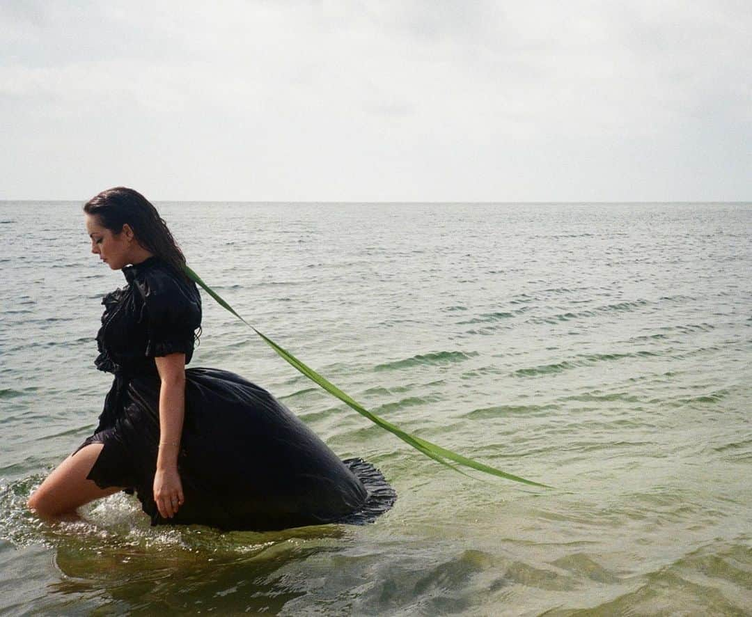 エリザベス・ギリースさんのインスタグラム写真 - (エリザベス・ギリースInstagram)「Last August with @girlknewyork 🌊  ✨Belated apologies to my lovely @shopdoen dress for the salt water swim. For what it’s worth, it bounced right back after a dry clean and I still wear it all the time. Also, thank you to Mira for suggesting I jump in because swimming in the Long Island sound while wearing this dress was one of the best feelings I’ve ever had and is now one of my all time favorite memories ✨」8月14日 10時07分 - lizgillz