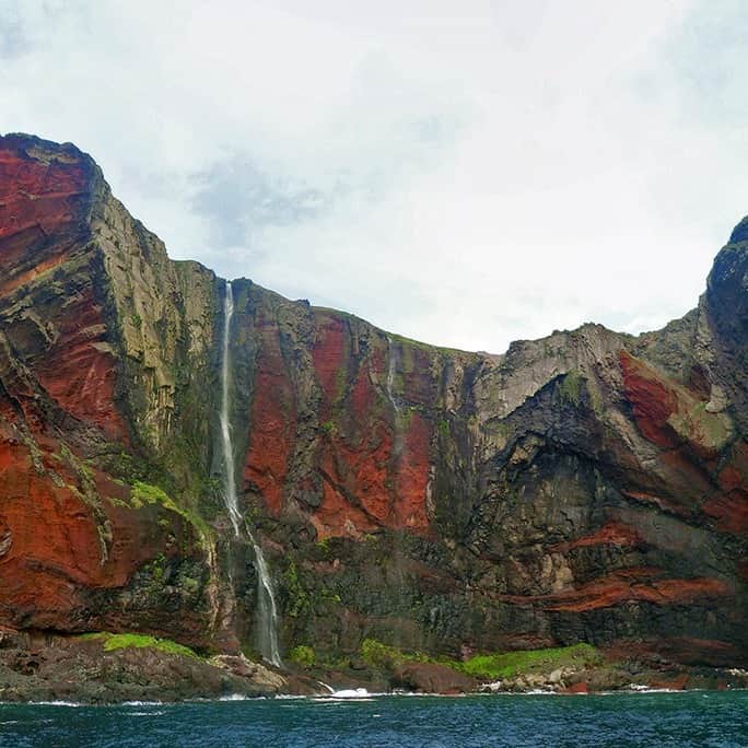日本の国立公園のインスタグラム：「The breathtaking Red Cliff of Chiburijima in the Oki Islands 😮❤️  Chiburijima Island, the southernmost of the Oki Islands in Daisen-Oki National Park, boasts a stunning Red Cliff (Sekiheki) stretching for about a kilometer along its west coast. Ranging from 50 to 200 meters in height, these unique geological formations were fashioned by the erosion of a volcanic crater that erupted over 6 million years ago. Iron contained in the lava splashes repeatedly ejected during the eruption oxidized, forming the vibrant red color and striking striped pattern of the cliffs. 🌋 👀  You can get the best views of the Red Cliff either by looking down on it from the observation deck or up from the Sea of Japan via cruise. The one-hour cruise operates from April to October. Why not both? ⛵ 📸  Drop a 😍 in the comments to show your love for the Red Cliff of Chiburijima: a different kind of autumn adventure!  📍 Chiburijima Island, Shimane   📸 Sea views of the Red Cliff stretching along the west coast of Chiburijima Island 📸 Topside views of the Red Cliff 📸 An unexpected visitor on the walking path! 📸 Close-of the Red Cliff, Chiburijima Island, Shimane   #NationalParksJP #DaisenOkiNationalPark #OkiIslands #ChiburijimaIsland #RedCliff #Shimane #AmazingSights #IncrediblePlaces #BeautifulViews #Cliffs #JapanTravel #Japan #Travel #Tourism #ExploreJapan #DiscoverJapan #VisitJapan #日本 #国立公園」