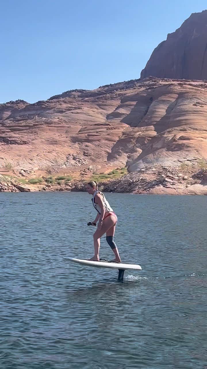 リンゼイ・ボンのインスタグラム：「Maybe not doctor approved 🤭but man I had fun! First day on a foil and knee feels great. Full steam ahead 💪🏻 #healing」