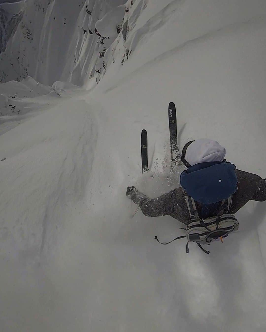 佐々木明のインスタグラム：「Skier  #neverstopexploring  雪はアプローチしにくいところにも しやすくしてくれるので フィールドが一気に拡がります。 素晴らしい😀」