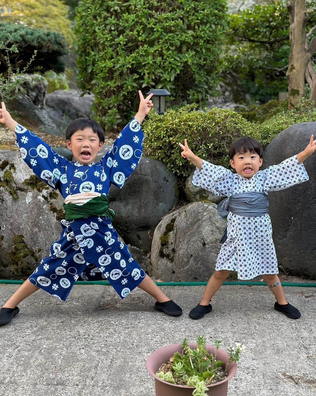 林藍菜さんのインスタグラム写真 - (林藍菜Instagram)「兄弟揃って浴衣デビューのこの夏。 まだ着られる機会はあるかなぁ！  #夏 #2023夏 #浴衣 #5歳4ヶ月 #2歳10ヶ月 #男の子ママ #兄弟っていいね」8月14日 8時43分 - hayashi_aina