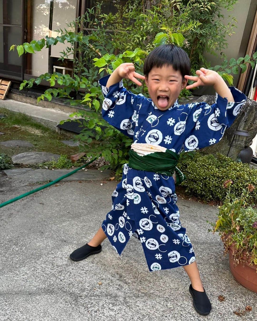 林藍菜さんのインスタグラム写真 - (林藍菜Instagram)「兄弟揃って浴衣デビューのこの夏。 まだ着られる機会はあるかなぁ！  #夏 #2023夏 #浴衣 #5歳4ヶ月 #2歳10ヶ月 #男の子ママ #兄弟っていいね」8月14日 8時43分 - hayashi_aina