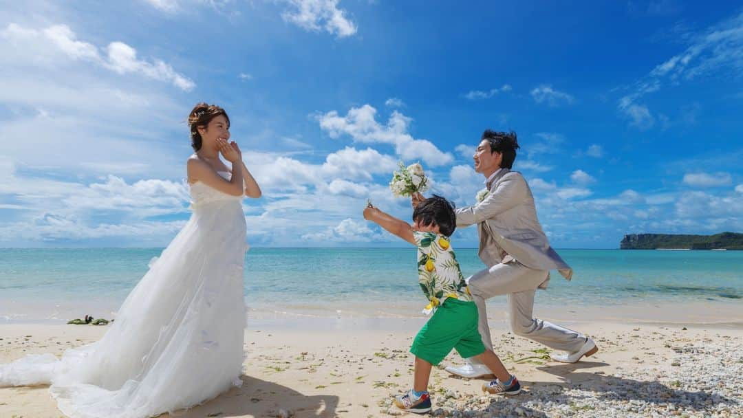 Watabe Weddingのインスタグラム：「真っ青な空と海をバックに素敵なプロポーズ😍  Hair & make : Aika Photo : Patrick  #guam #wedding #beach #beachphoto #resort #resortwedding #watabewedding #guamwedding #picoftheday #instagram  #instagood  #weddingphotography  #nofilter #2023夏婚 #2023bride #海外挙式 #ビーチフォトウェディング #ワタベウェディング #グアム #リゾートウェディング #タモンビーチ #プレ花嫁準備」