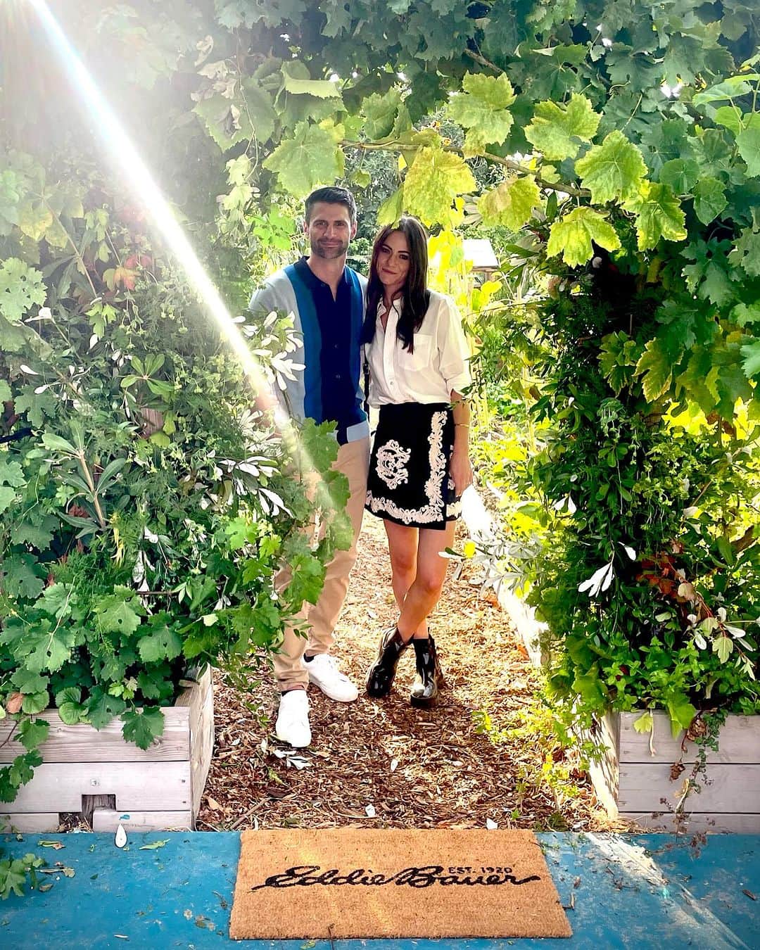 ジェームズ・ラファティのインスタグラム：「Thank you for the garden graze @eddiebauer 🙌🪴🍅」