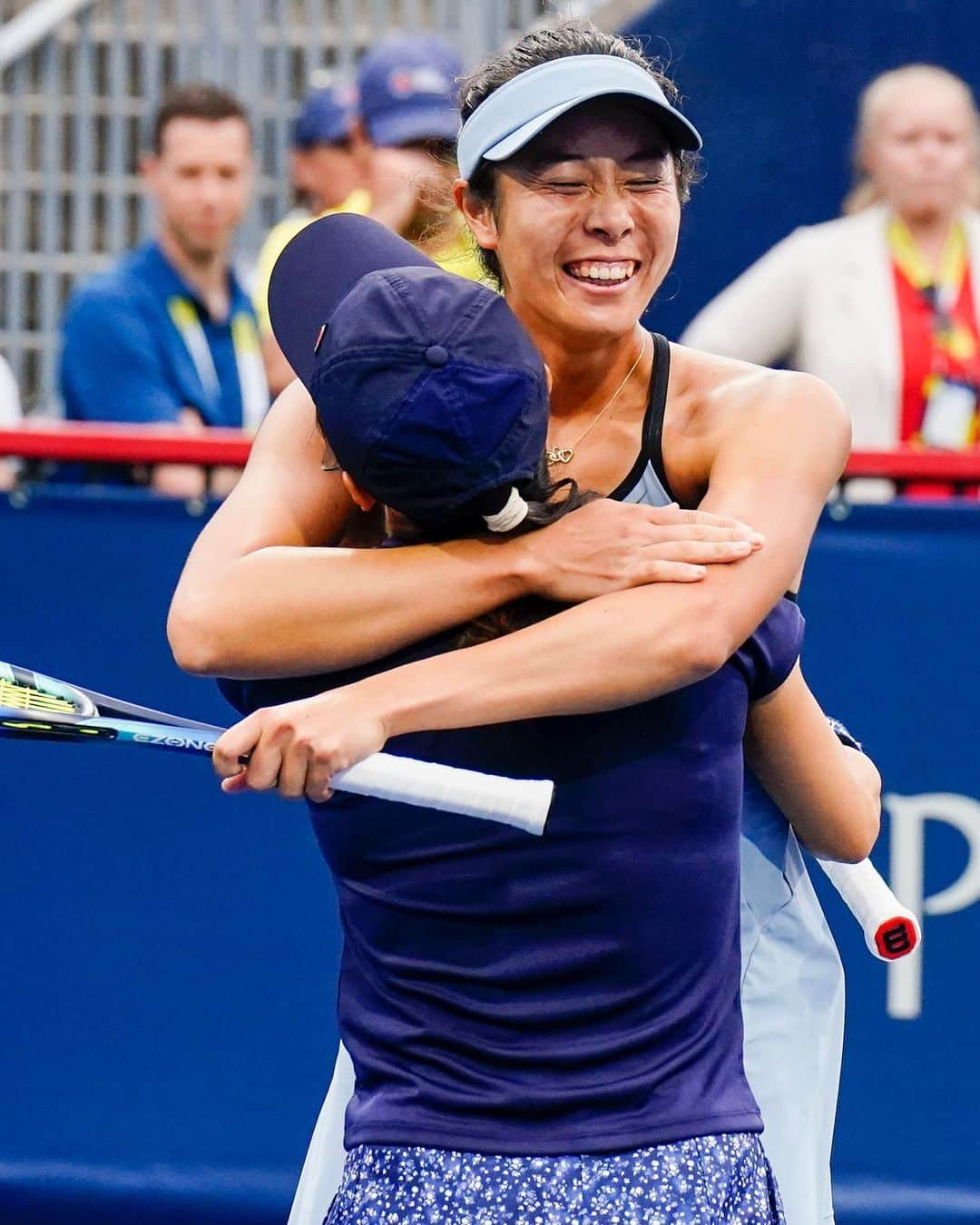 柴原瑛菜のインスタグラム：「Hug it out 🤗  @obnmontreal | @enashibs | @shuko.aoyama」