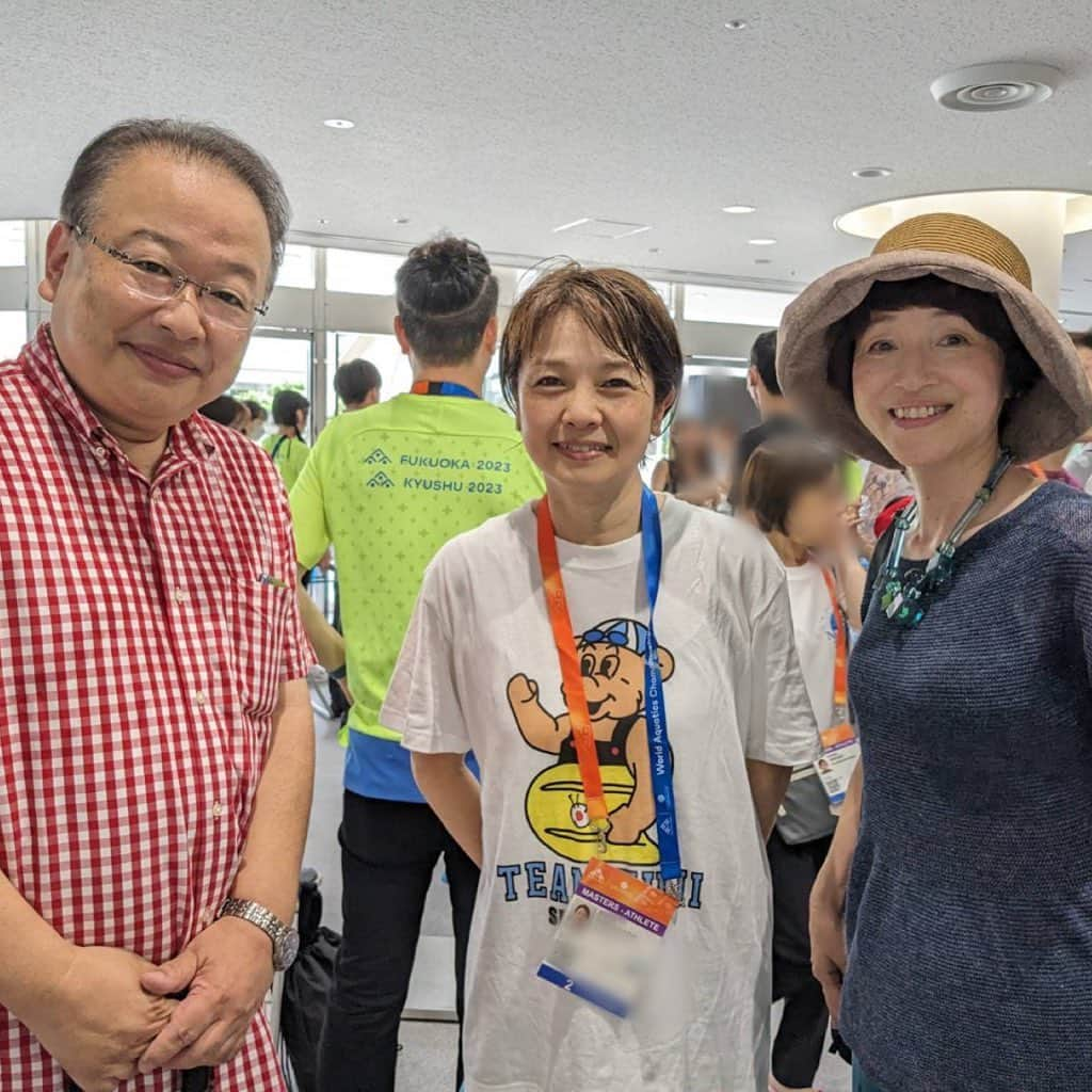 西山喜久恵のインスタグラム：「🏊‍♀️ 先日の世界マスターズ水泳の大会に、テレビ西日本の田久保尚英アナウンサーが奥様と共に応援に駆けつけて下さいました。 招集所からいよいよスタート台に向かう途中、田久保さんの姿が目に入って来て、どれほど緊張が和らいだことか。  田久保アナは大先輩ですが、最近ではフジテレビの系列アナウンサーの研修で共に講師を務める間柄。実は、この６月に行われた系列研修会で、世界マスターズ水泳の挑戦を報告し、その時から田久保さんは応援📣してくださっていたのです。 まさか大会当日まで来てくださるなんて‼️ 田久保さんと奥様の「きくちゃん、頑張って」という声援を受け、落ち着いてスタート台に立てました。 本当にありがとうございました😭 大会の様子は、今日のぽかぽかで‼️  #田久保尚英 アナ #テレビ西日本 #世界マスターズ水泳 #ぽかぽか #きょうのきくえ  #まさかのサプライズ実況」