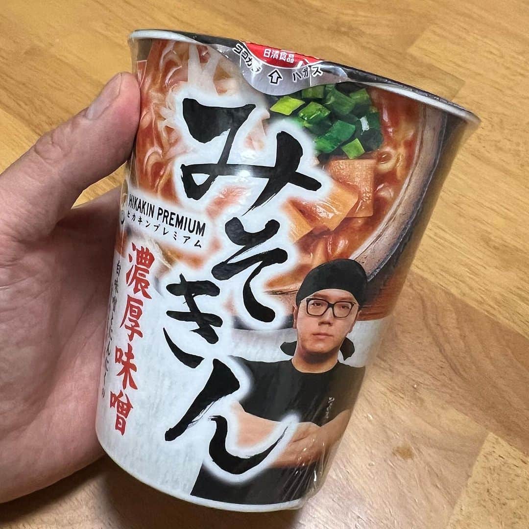 日比直博さんのインスタグラム写真 - (日比直博Instagram)「手に入りにくいやつ🍜  うっま！！😍  味普通とかよく聞くけど、いやいや、ちょっと変わった味噌味でめっちゃ美味しいやん！ さすがHIKAKIN大先生。  年に1回カップラーメン食べるか食べないかの僕ですが、カップラーメン熱に火がつきそう🔥  #みそきん」8月14日 9時05分 - hibinaohiro0926