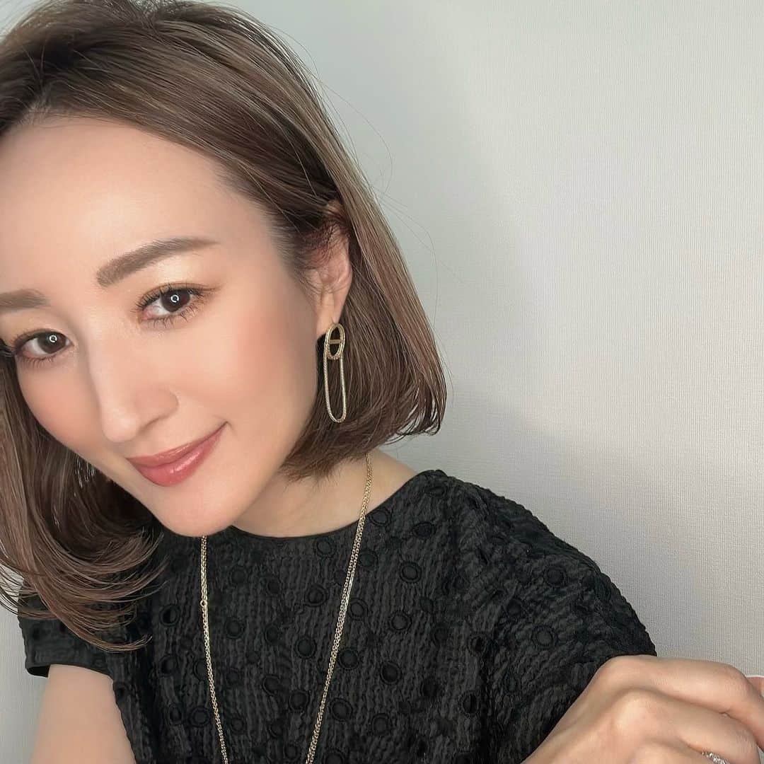 星玲奈のインスタグラム：「追記！ 20%offのサマーセールが、大変ご好評をいただきまして 8/18までのところを 8/21(月)まで延長決定しました😍  昨日のメイクライブで使用したコスメいろいろ。 ライブをご覧になっていただいた皆さま、ありがとうございました☺️🙏 アーカイブをあげようとしたところ ライブが長かったからなのか、最後のヘアスタイリングまで入らず…今試行錯誤しており。。アップできなかったらすみません😭 取り急ぎ、使用した商品の詳細を2.３枚目に載せますね☺️ @leabyr_official のアイシャドウは 8/18まで、サマーセールにつき 全色20%offでお買い求めいただけます❤️崩れにくいハイライトとしても大活躍していますよ😊」