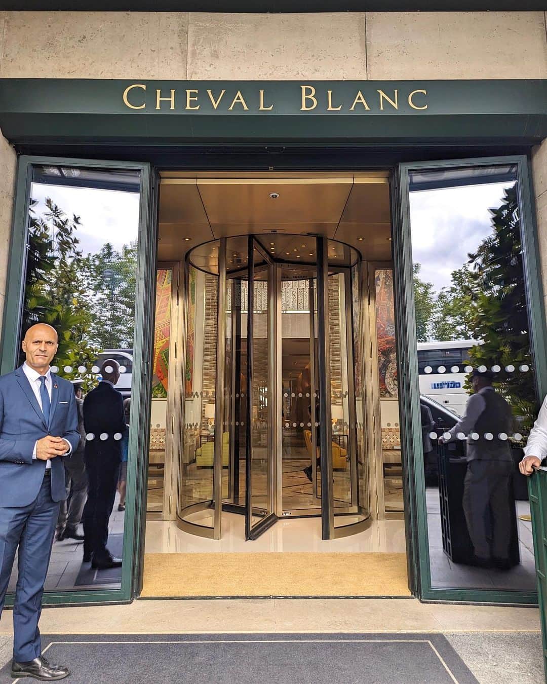 安岡あゆみさんのインスタグラム写真 - (安岡あゆみInstagram)「. 📍 Cheval Blanc Paris 2021年9月にオープンしたLVMHグループ初の都市型ラグジュアリーホテル「シュバル・ブラン パリ」 ヴィック・ムニーズの大きなキャンバス画をはじめ、オブジェや彫刻が展示され、美術館のような美しい空間にうっとり💭 ホテル内のLe Tout-Parisでランチもいただきました🍽️ メインのタコの夏野菜ソース添えが美味しかった〜🐙 期間限定のルイヴィトンと草間彌生氏のコラボレーションに合わせて展開している巨大モニュメントは圧巻の迫力でした🎨 . . #paris #france #francetravel #paristravel #chevalblancparis #chevalblanc #LeToutParis #ayumi_y_travel #ayumi_y_gourmet #パリ #フランス #パリ旅行 #フランス旅行 #凱旋門 #シュバルブラン #シュバルブランパリ #ルトゥーパリ #ルイヴィトン #草間彌生 #ヨーロッパ旅行 #ヨーロッパ周遊」8月14日 9時03分 - ayumi_yasuoka