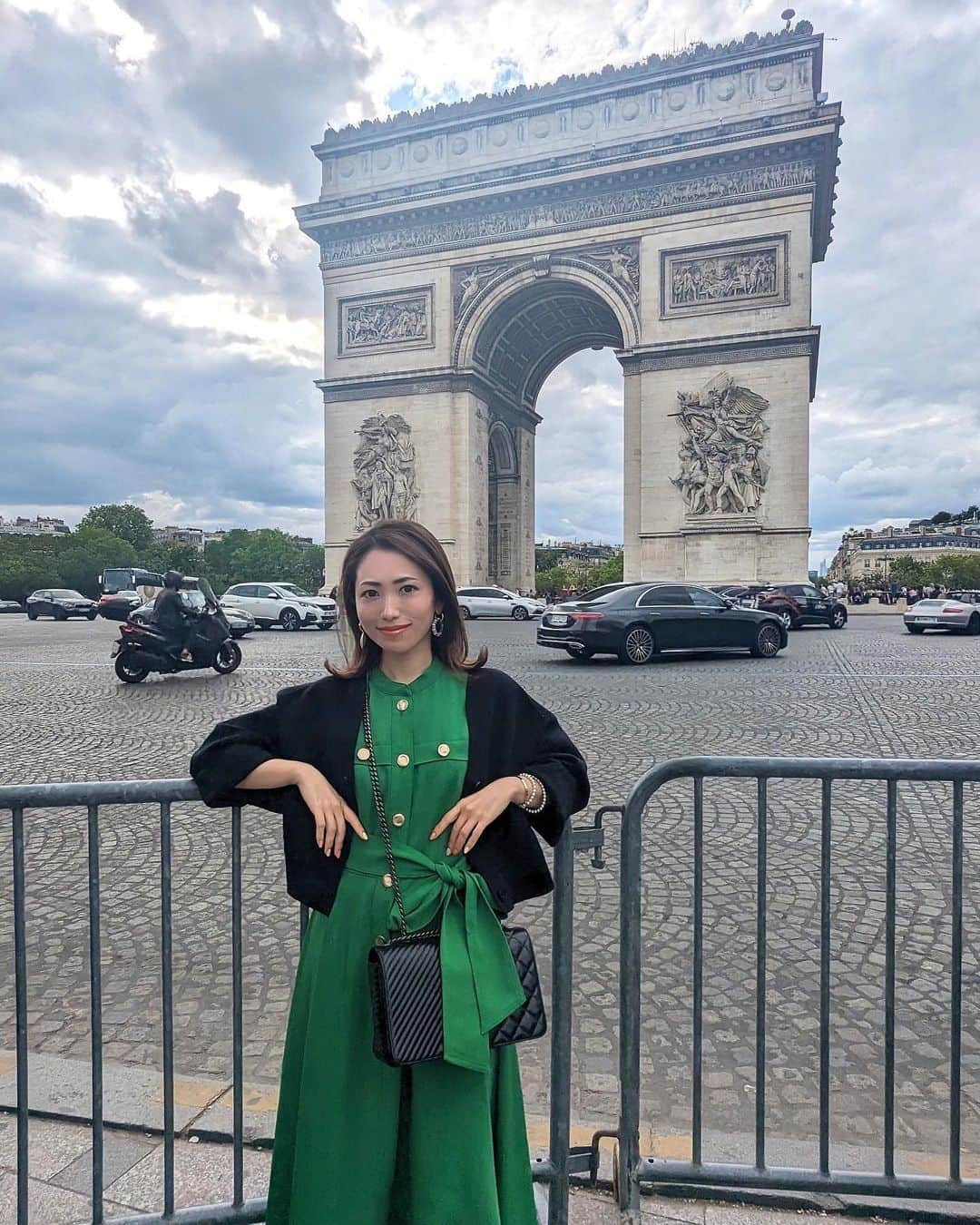 のインスタグラム：「. 📍 Cheval Blanc Paris 2021年9月にオープンしたLVMHグループ初の都市型ラグジュアリーホテル「シュバル・ブラン パリ」 ヴィック・ムニーズの大きなキャンバス画をはじめ、オブジェや彫刻が展示され、美術館のような美しい空間にうっとり💭 ホテル内のLe Tout-Parisでランチもいただきました🍽️ メインのタコの夏野菜ソース添えが美味しかった〜🐙 期間限定のルイヴィトンと草間彌生氏のコラボレーションに合わせて展開している巨大モニュメントは圧巻の迫力でした🎨 . . #paris #france #francetravel #paristravel #chevalblancparis #chevalblanc #LeToutParis #ayumi_y_travel #ayumi_y_gourmet #パリ #フランス #パリ旅行 #フランス旅行 #凱旋門 #シュバルブラン #シュバルブランパリ #ルトゥーパリ #ルイヴィトン #草間彌生 #ヨーロッパ旅行 #ヨーロッパ周遊」