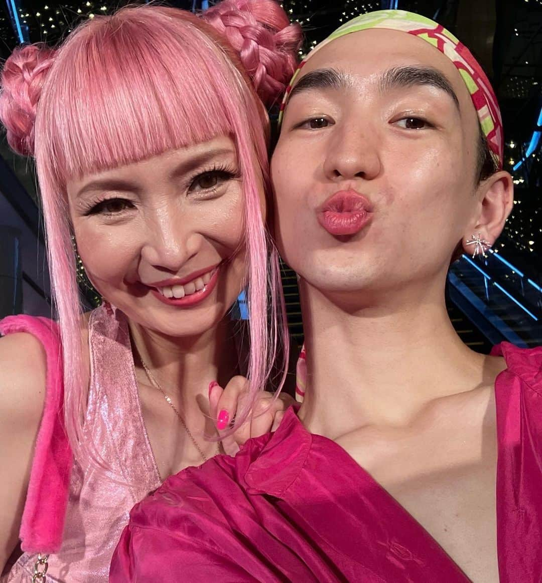 ソーズビー航洋さんのインスタグラム写真 - (ソーズビー航洋Instagram)「See you soon Barbie. #Barbie #JapanPremier   Already miss you @azusabarbie  即席バービービジホ、自慢は竿と網w  200円だよじゃないよww  #オールビンテージ #でピンクカーペット #自慢で色々ストーリー痩せましたが 「 #写真で見ると浜口初枝 」 #て投稿に1番いいねきた #やめてくれる」8月14日 9時10分 - cameron.soesbe