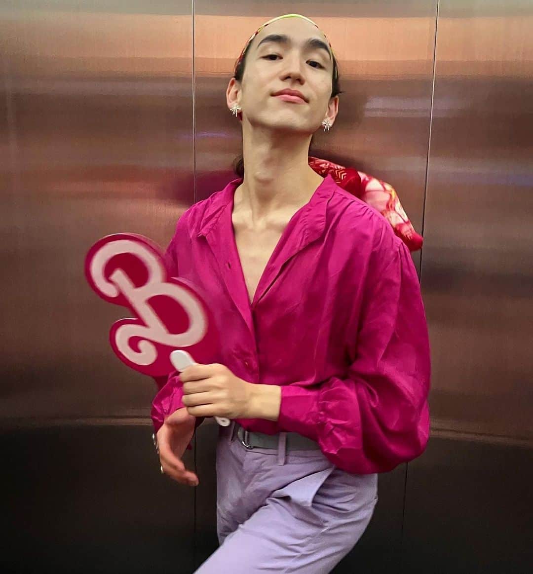 ソーズビー航洋のインスタグラム：「See you soon Barbie. #Barbie #JapanPremier   Already miss you @azusabarbie  即席バービービジホ、自慢は竿と網w  200円だよじゃないよww  #オールビンテージ #でピンクカーペット #自慢で色々ストーリー痩せましたが 「 #写真で見ると浜口初枝 」 #て投稿に1番いいねきた #やめてくれる」