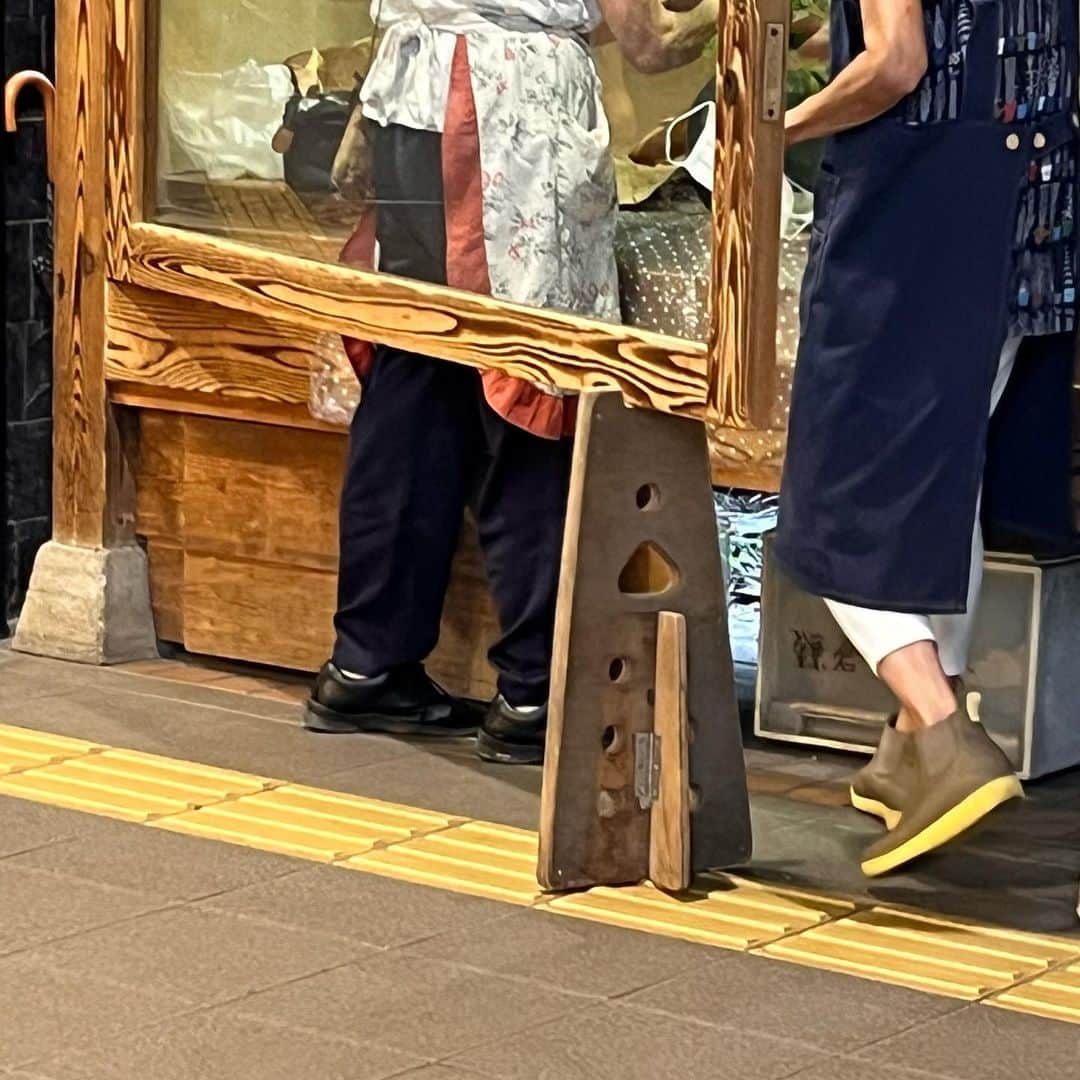 クリス智子さんのインスタグラム写真 - (クリス智子Instagram)「朝の鎌倉駅にて、生花の植え替えタイミングに遭遇。いつも、ケアしてくださる方あっての、駅の窓景。  花ももちろん、常日頃、この窓の木枠が味わいあって好きだなぁ、と見ているのですが、な、なんと、さらに気になるアイテムを今朝、見られ、どんどんアップ写真を😆　この窓を支えるコレ、萌える。模様まで入って。初めて見る存在。これから、見られたら、ラッキー的アイテムになりそう。 お花の入れ替えまでは待てず、電車に乗りました〜  さて、今週は、お盆休みの方も多いでしょうか。 台風、落ち着きませんね。個々にお気をつけくださいね。  GOOD NEIGHBORSは、平常運転。   @good_813jwave  13:00〜よろしくお願いします。  今日のゲストは、観葉植物専門店「REN」代表で、園芸家の川原伸晃さんとお話します。 @ren1919_insta   #鎌倉 #窓景 #道具」8月14日 9時10分 - chris_tomoko