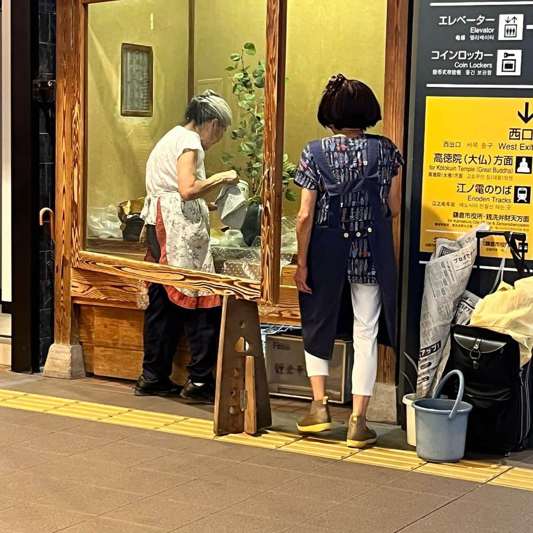 クリス智子さんのインスタグラム写真 - (クリス智子Instagram)「朝の鎌倉駅にて、生花の植え替えタイミングに遭遇。いつも、ケアしてくださる方あっての、駅の窓景。  花ももちろん、常日頃、この窓の木枠が味わいあって好きだなぁ、と見ているのですが、な、なんと、さらに気になるアイテムを今朝、見られ、どんどんアップ写真を😆　この窓を支えるコレ、萌える。模様まで入って。初めて見る存在。これから、見られたら、ラッキー的アイテムになりそう。 お花の入れ替えまでは待てず、電車に乗りました〜  さて、今週は、お盆休みの方も多いでしょうか。 台風、落ち着きませんね。個々にお気をつけくださいね。  GOOD NEIGHBORSは、平常運転。   @good_813jwave  13:00〜よろしくお願いします。  今日のゲストは、観葉植物専門店「REN」代表で、園芸家の川原伸晃さんとお話します。 @ren1919_insta   #鎌倉 #窓景 #道具」8月14日 9時10分 - chris_tomoko