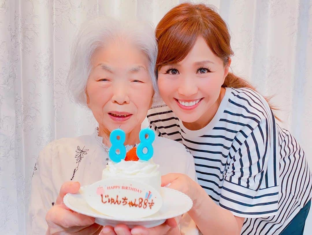 重太みゆきさんのインスタグラム写真 - (重太みゆきInstagram)「昨夜は88歳になった母の誕生会を親子3代女子会で祝いました🎂🎉 母がいたから、私や娘達がこの世に生まれてこれました💫ありがとう🥰 そして母に、私たちが赤ちゃんのときにしてもらった食事の世話やおむつ交換、お風呂の世話や洗濯を、今全て恩返しとしてさせてもらえています♪ 違うのは、ベビーカーではなく車椅子を押していることくらい👶 こういう介護を楽しいと思えるのは、周囲の仲間や家族がいるから、一人じゃないからだと、感謝しています😊 いつも支えくださっているケアマネさん、リハビリさん、ショートステイ先のみなさん、デイサービス先の皆さん、訪問看護の看護師さんたち、いつも本当にありがとうございます🥰 そんな感謝の思いが母にも溢れ出し、泣いたり笑ったり忙しい88歳の誕生会でした❤️  #美有姫 #美有姫の母 #重田みゆき  #お誕生日会 #親子3代 #親子三代」8月14日 9時24分 - shigetamiyuki