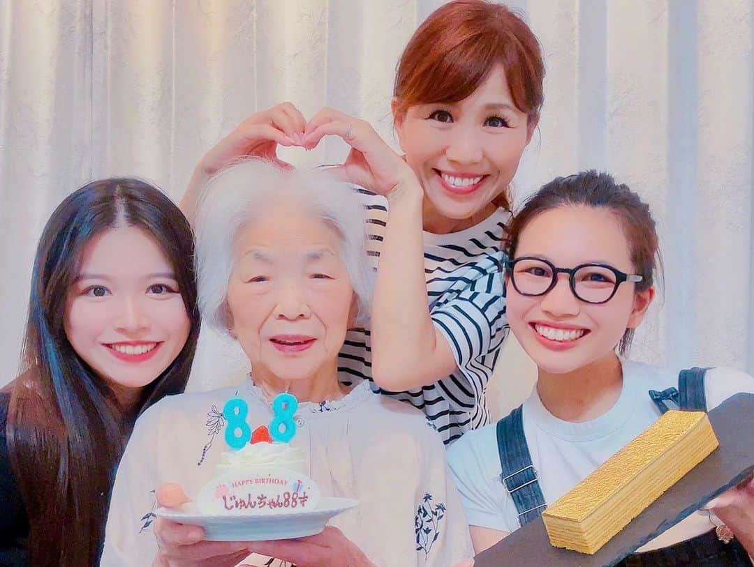 重太みゆきさんのインスタグラム写真 - (重太みゆきInstagram)「昨夜は88歳になった母の誕生会を親子3代女子会で祝いました🎂🎉 母がいたから、私や娘達がこの世に生まれてこれました💫ありがとう🥰 そして母に、私たちが赤ちゃんのときにしてもらった食事の世話やおむつ交換、お風呂の世話や洗濯を、今全て恩返しとしてさせてもらえています♪ 違うのは、ベビーカーではなく車椅子を押していることくらい👶 こういう介護を楽しいと思えるのは、周囲の仲間や家族がいるから、一人じゃないからだと、感謝しています😊 いつも支えくださっているケアマネさん、リハビリさん、ショートステイ先のみなさん、デイサービス先の皆さん、訪問看護の看護師さんたち、いつも本当にありがとうございます🥰 そんな感謝の思いが母にも溢れ出し、泣いたり笑ったり忙しい88歳の誕生会でした❤️  #美有姫 #美有姫の母 #重田みゆき  #お誕生日会 #親子3代 #親子三代」8月14日 9時24分 - shigetamiyuki