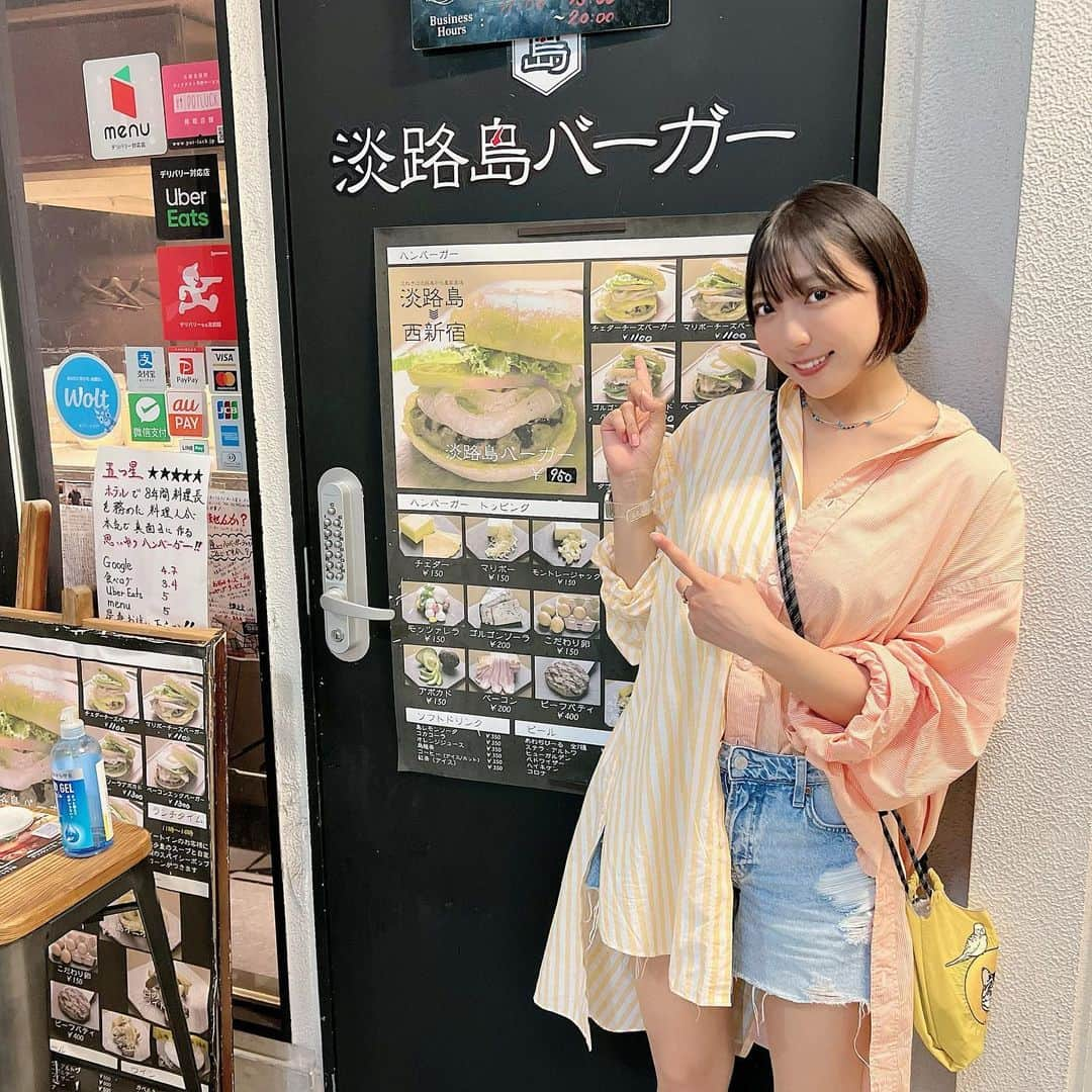 麻倉まりなのインスタグラム：「【PR】 . . . ハンバーガー屋さんなのに玉ねぎが主役！？ . 今までに聞いたこともない斬新な ハンバーガー屋さんに行ってきましたっ🍔🧅✨ . . 東京都庁からほど近くにある 隠れ家BARのような佇まいのお店 . 『淡路島バーガー』さん✨ . . 真っ黒な扉を開けると . 入り口入ってすぐに 大きなタッチパネル式の券売機があり . そちらで商品を選ぶようになってます☝️✨ . . . こちらのお店では . . ◎淡路島バーガー . ◎チェダーチーズバーガー . ◎マリボーチーズバーガー . ◎ゴルゴンゾーラアボカドバーガー . ◎ベーコンエッグバーガー . ◎ダブルパティバーガー . . の中から好きなものを一品とトッピング・ サイドメニューが選べました☺️✨ . . . チーズ好きな私は気になった マリボーチーズ(デンマーク原産)バーガーに、 . 玉ねぎのピクルスとこだわり卵をトッピング🤤💓 . . サイドメニューは友達と行ったから２つ頼めて . . 本日のフライドポテト(オニオンペースト)と . 淡路島オニオンリングにしました🧅💕 . . . . . ご提供いただくまでの間、マスターとお話していると… . . マスターはなんと!! . . 五つ星ホテルで ８年間料理長を務めた経験がある凄い方でした😳‼️ . . . そんなの聞いちゃうと ますます楽しみに…(((o(*ﾟ▽ﾟ*)o)))💓 . . . そして問題の(!?) 玉ねぎが主役のハンバーガーが運ばれてくるのですが… . . 来てびっくり‼️ものすごいボリュームっっ✨ . 顎が外れそうになりながら(笑)  . まずは一口… . . . 『うまっ…🫨』 . . . 玉ねぎはもちろん美味しいんですが それよりも何よりも全体のバランスが本当に絶妙で🥹💓 . . 最初運ばれてきた時はボリューミーで 食べ切れるかな〜なんて思ってましたが . ペロリと完食っ✌️✨ . . . ちなみにサイドメニューも メインのハンバーガーに負けず劣らずの美味しさでしたっ☺️ . . 本日のフライドポテト (お芋が日替わりとのこと)にかかっている オニオンペーストが鬼やばいです‼︎ ↑語彙力がバカになるくらい美味しかったです。。笑 . . . サインまで書かせていただきありがとうございましたっ✨ 【淡路島バーガー】様 (@awajishima__burger) . . . . . PR @awajishima__burger #西新宿グルメ #新宿ハンバーガー #西新宿ディナー #ハンバーガーショップ #バーガーランチ #淡路島バーガー」