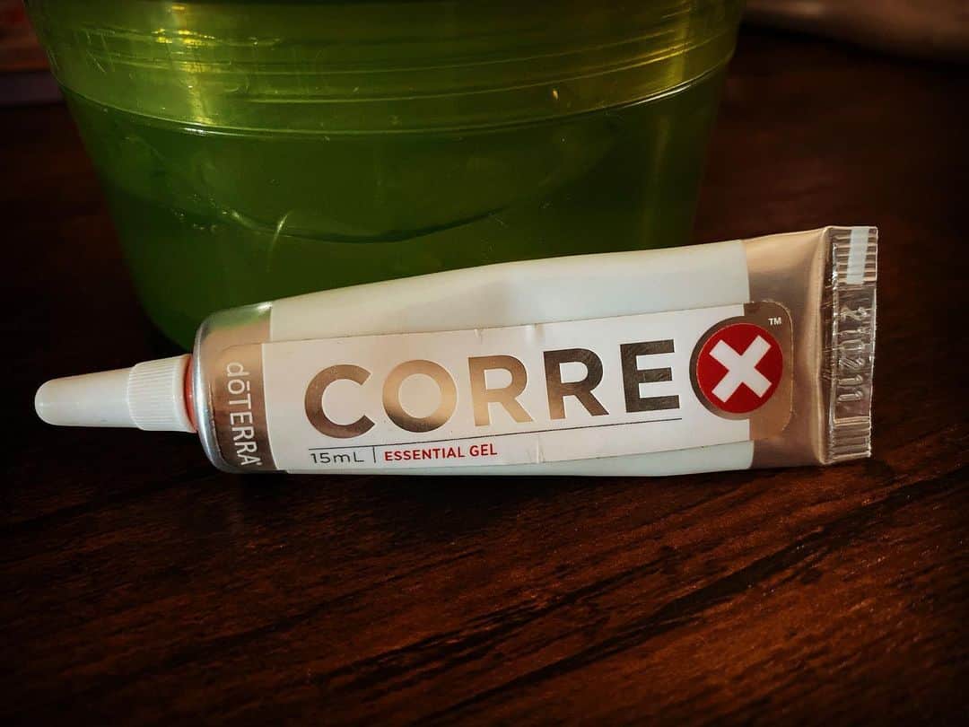中村妃智のインスタグラム：「ドテラの correx (コルレックス)💊 以下HPより⬇️ 【多目的に使うことができ、天然由来成分を含むジェル状クリームです。肌を落ち着かせて清潔に保つとともに、気になる肌を健やかに保ち、肌を保護してうるおいを与えるモイスチャーバリアに。すばやくなじんで肌にやさしくはたらくので、敏感肌の方にも安心してお使いいただけます。】  私は肌が荒れている時や、唇が乾燥してしまっている時にお世話になっています。 先日、口唇ヘルペスができそうな予感が(なった事がある人はこの感覚分かるはず笑)...、しかし薬を切らしており....。 鎮静作用のあるオイルも入っている事からコルレックスを唇に塗ってみました。  そしたらなんと炎症がそこで止まりまして、悪化せずに治っていきました😳✨  ただ傷やはれものには塗らないようにと使用上の注意に書かれているので、水ぶくれなどには塗らない方が良いと思います。  私の中で使用の幅が広がりました✨  #ドテラ  #スポンサーシップ #コルレックス」